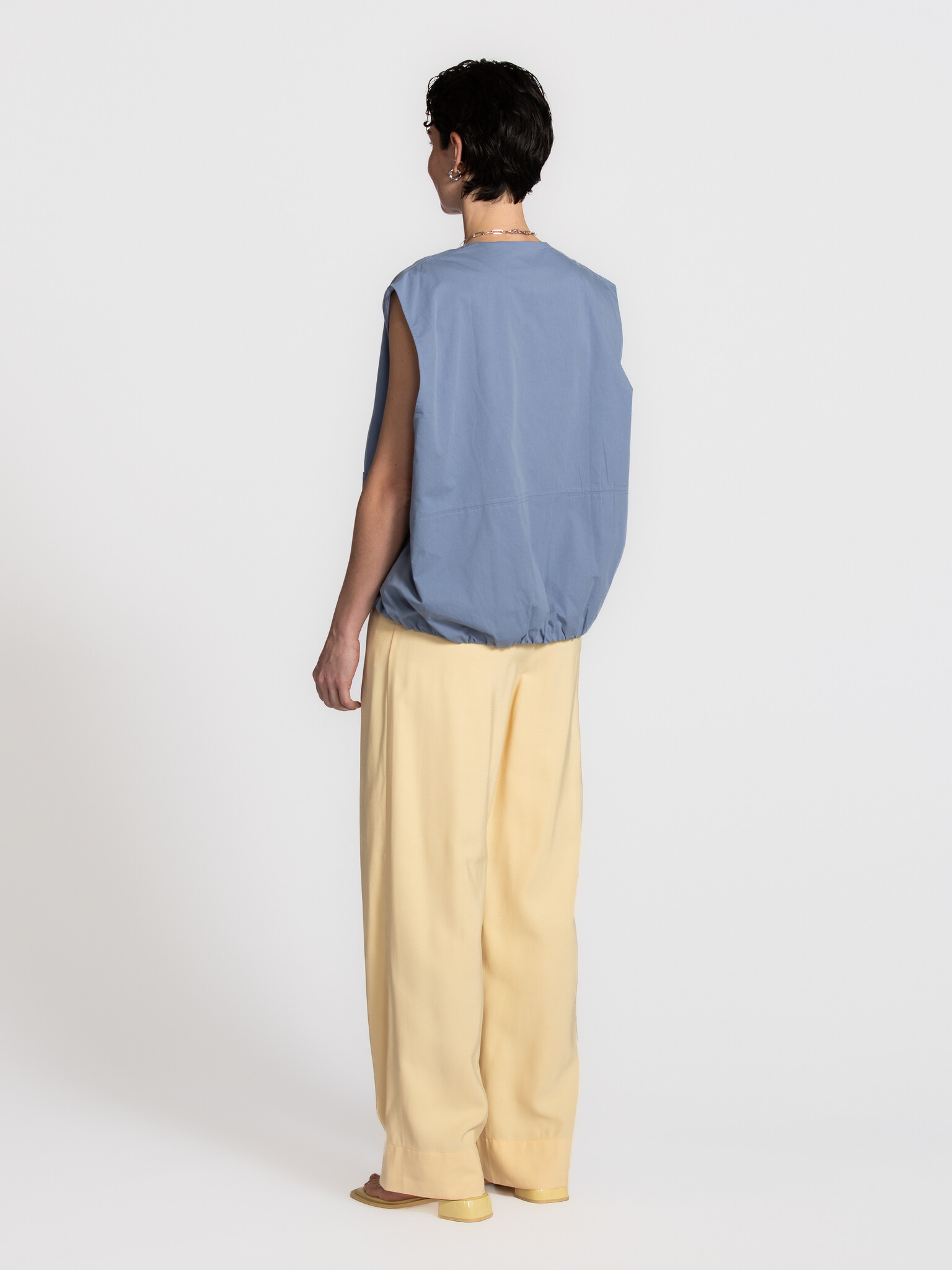 MBYM pantalon de tailleur Daniello Cassi 5. Simply elegant. Ce pantalon à la teinte douce et au tissu fluide dégage une s...