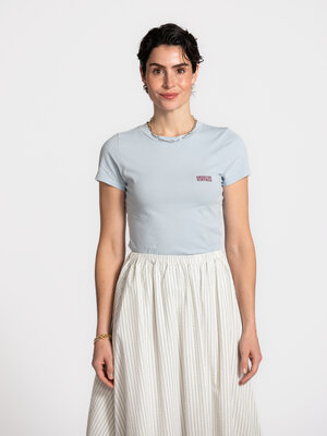 T-shirt Pymaz. Simply fitted. This T-shirt with a fitted silhouette and soft blue shade brings a fresh, clean look. The s...
