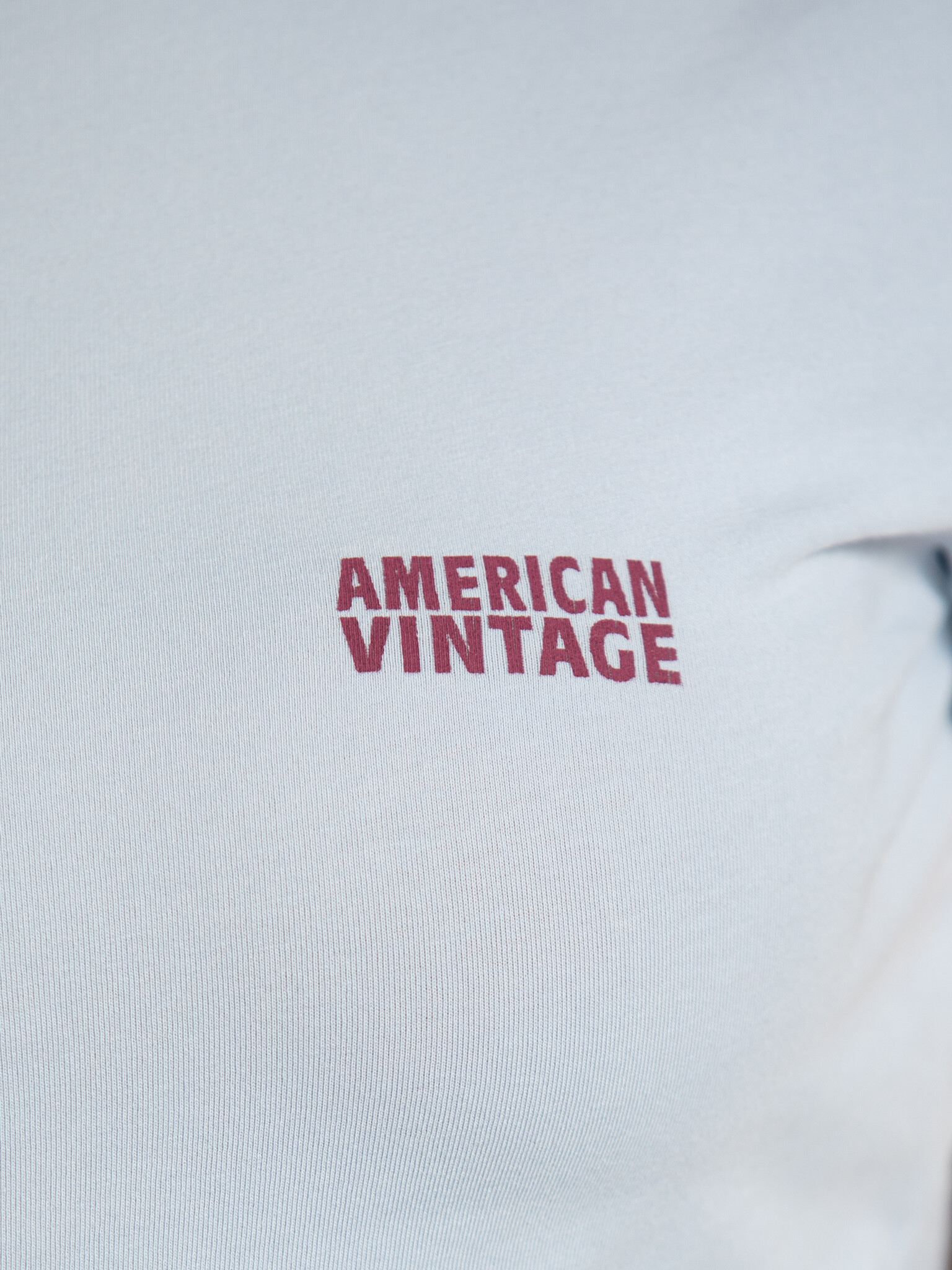 American Vintage T-shirt coupe ajustée Pymaz 6. Simply fitted. Ce T-shirt à la coupe ajustée et à la douce teinte bleue a...