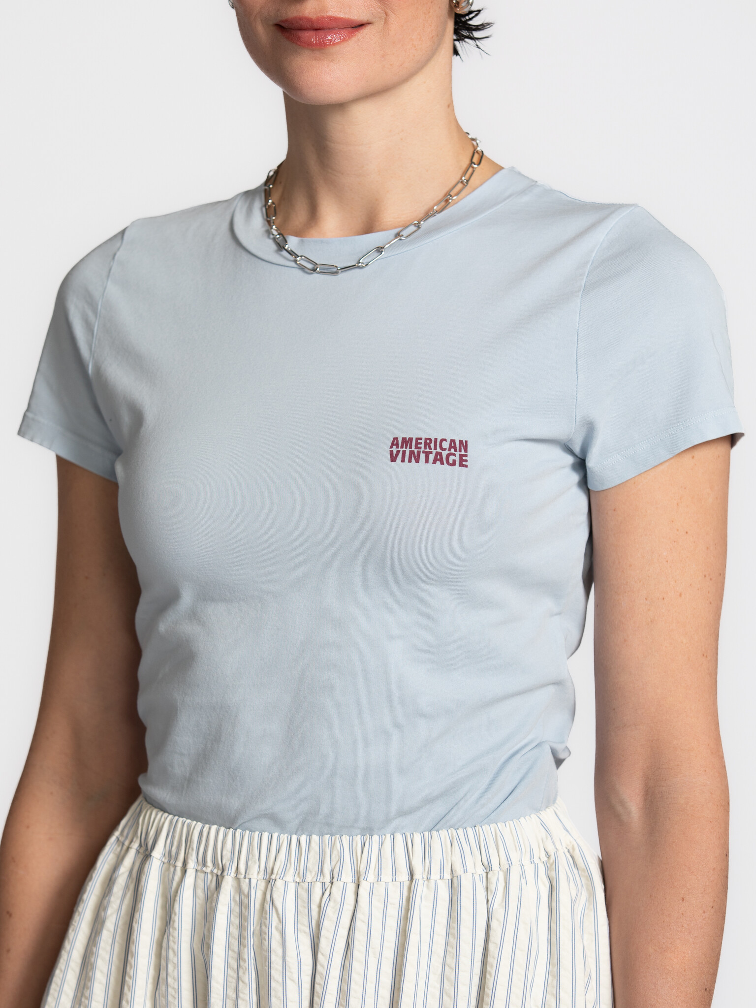 American Vintage T-shirt coupe ajustée Pymaz 4. Simply fitted. Ce T-shirt à la coupe ajustée et à la douce teinte bleue a...
