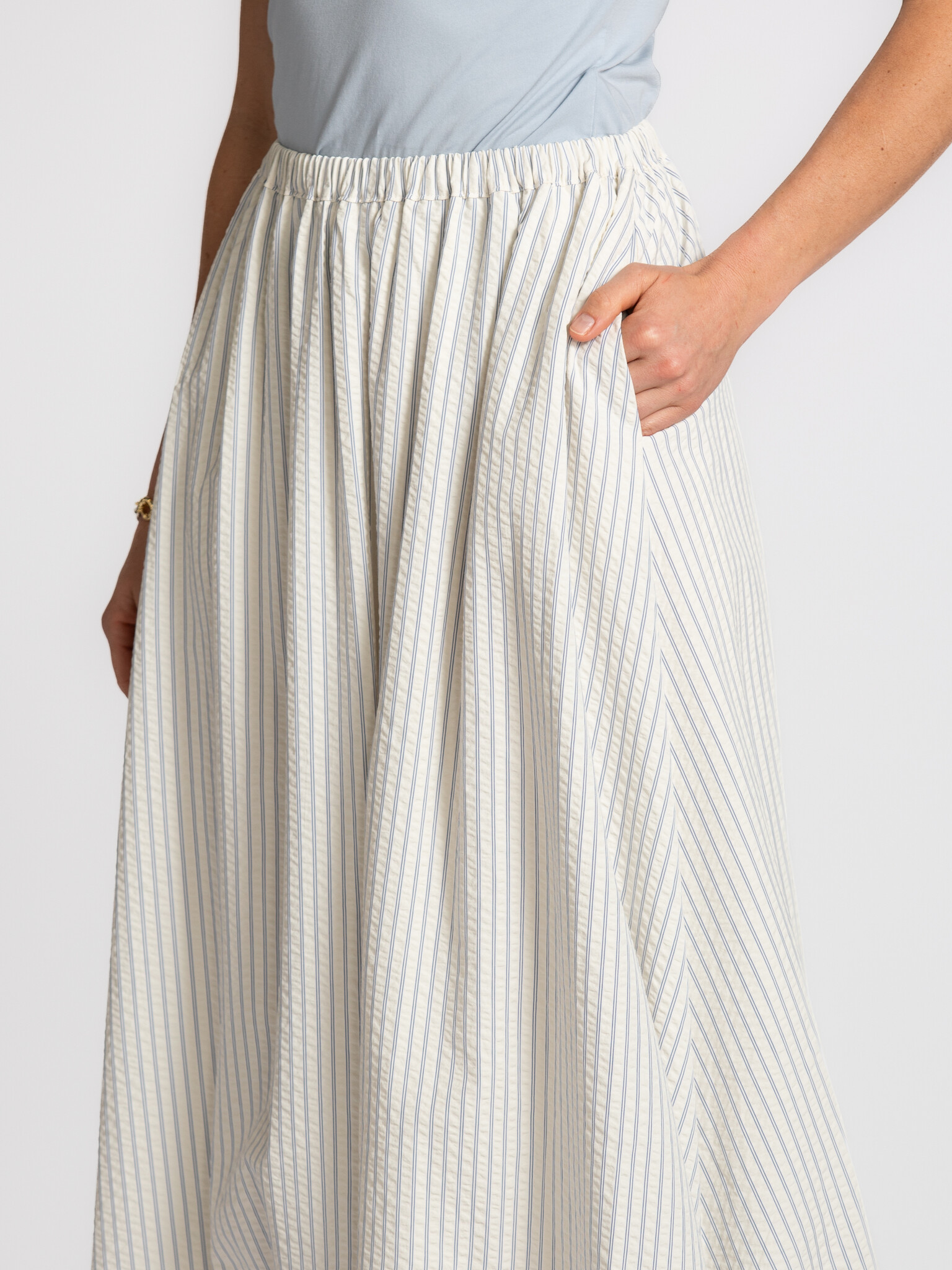 Edited balloon skirt Reyna 4. Volume with a twist. This balloon skirt plays with shape and creates a soft, rounded silhou...
