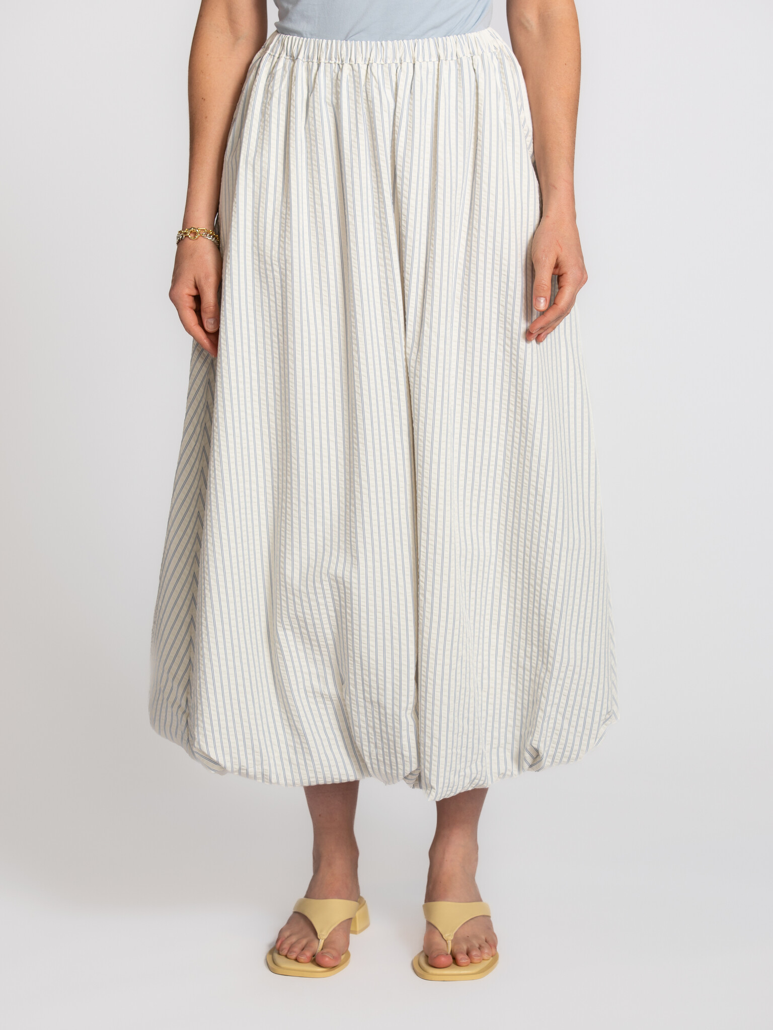 Edited balloon skirt Reyna 1. Volume with a twist. This balloon skirt plays with shape and creates a soft, rounded silhou...