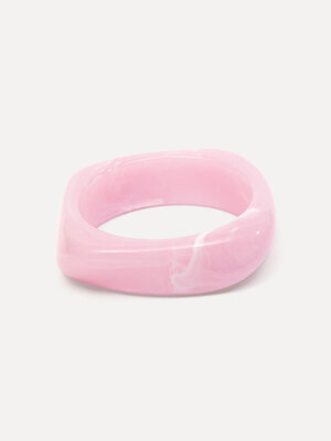 Bracelet en résine. Une touche fraîche en rose doux. Ce bracelet apporte juste ce qu’il faut de couleur sans en faire tro...