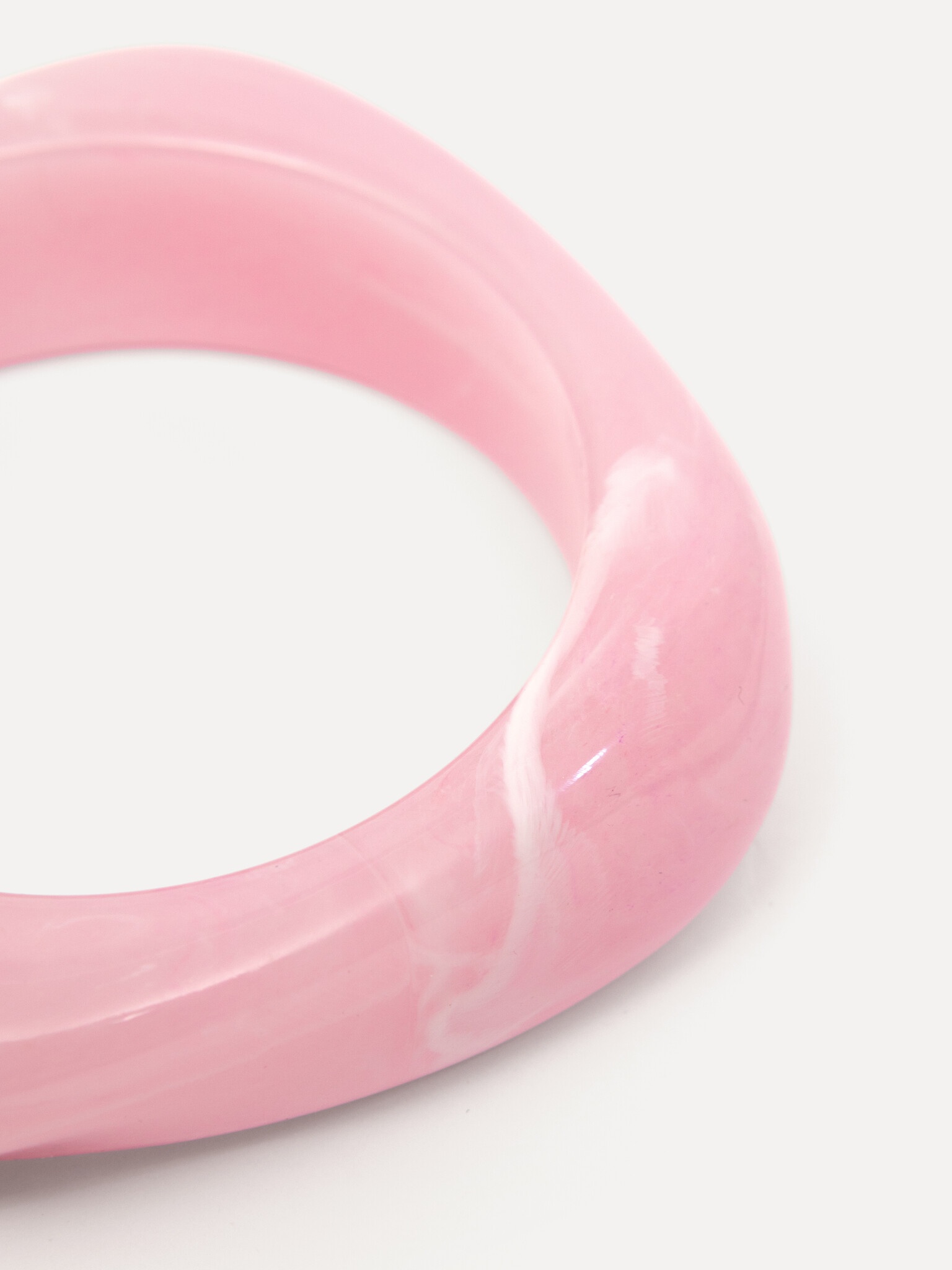 Les Soeurs resin Bangle 2. Een frisse touch in zacht roze. Deze armband voegt net dat beetje kleur toe zonder te overheer...