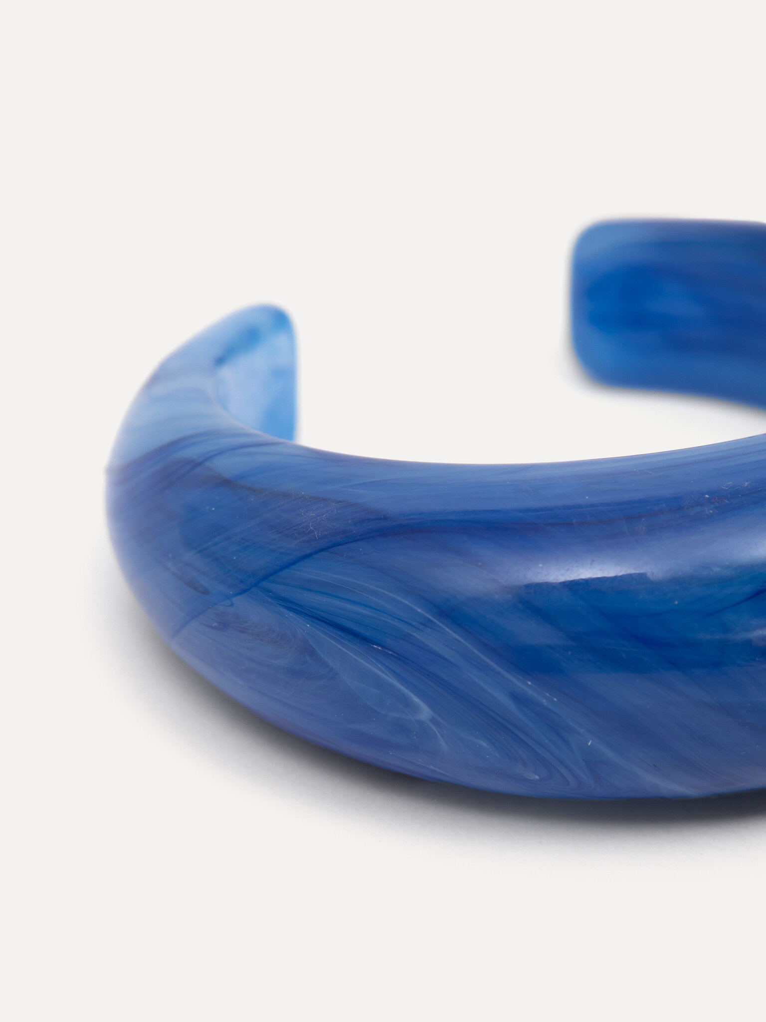 Les Soeurs bracelet en résine 2. Un bleu qui se fait remarquer sans en faire trop. Ce bracelet capte la lumière en douceu...