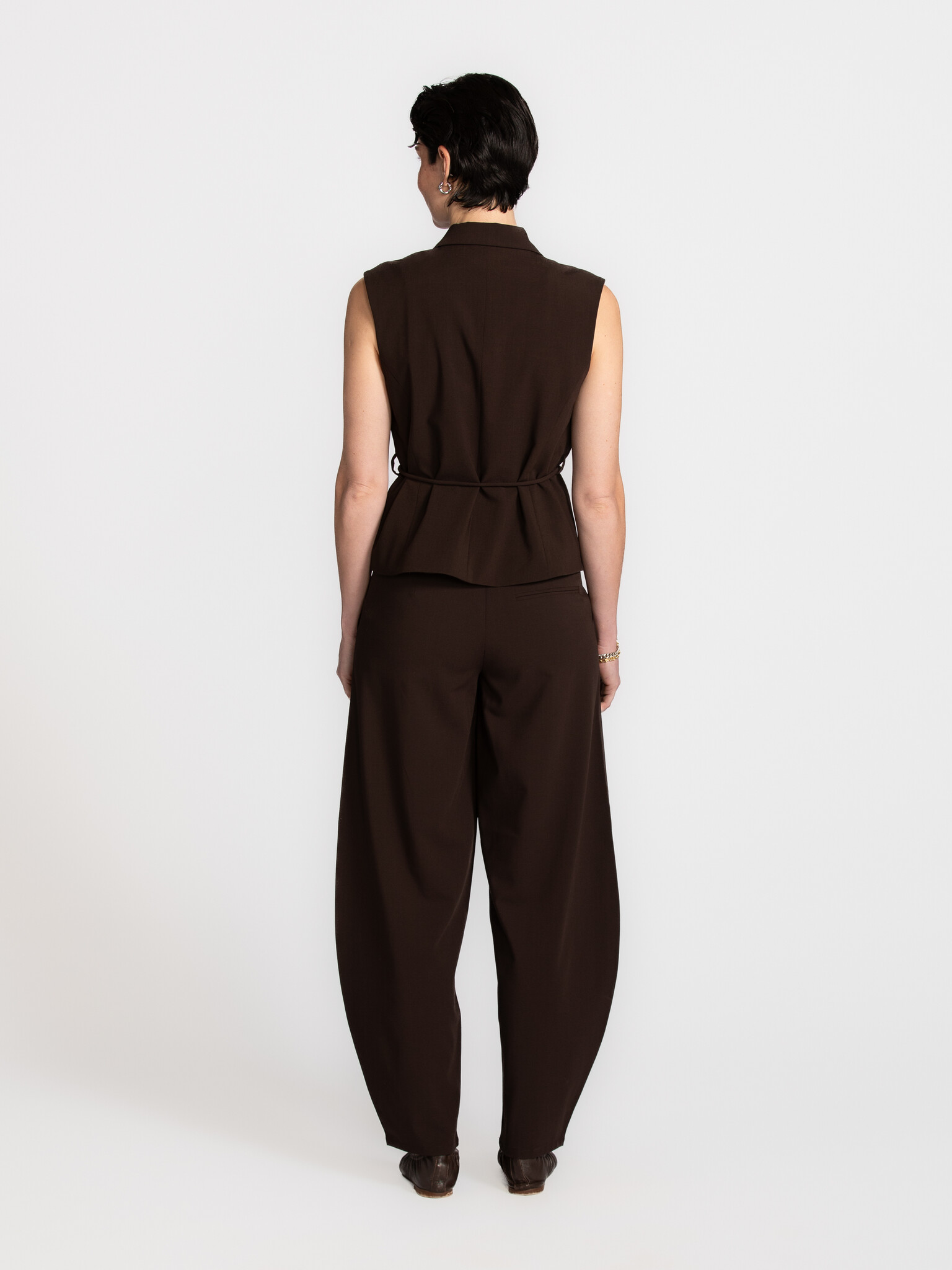 MBYM mouwloze blazer Evelora Willah 5. De finesse van een blazer, vertaald naar een mouwloos silhouet. Precies het stuk d...