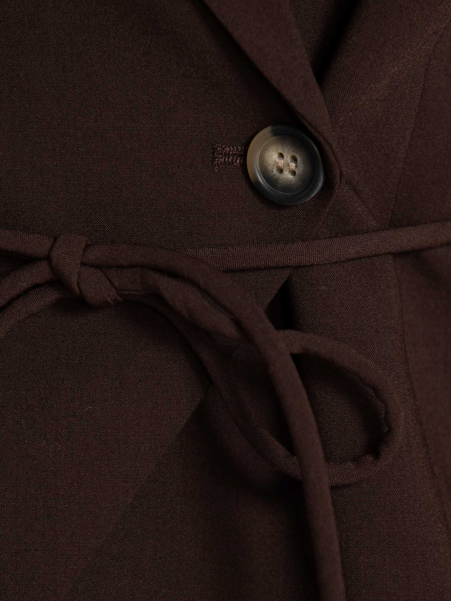 MBYM mouwloze blazer Evelora Willah 6. De finesse van een blazer, vertaald naar een mouwloos silhouet. Precies het stuk d...