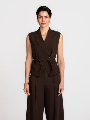 Blazer Evelora Willah. De finesse van een blazer, vertaald naar een mouwloos silhouet. Precies het stuk dat je outfit in ...