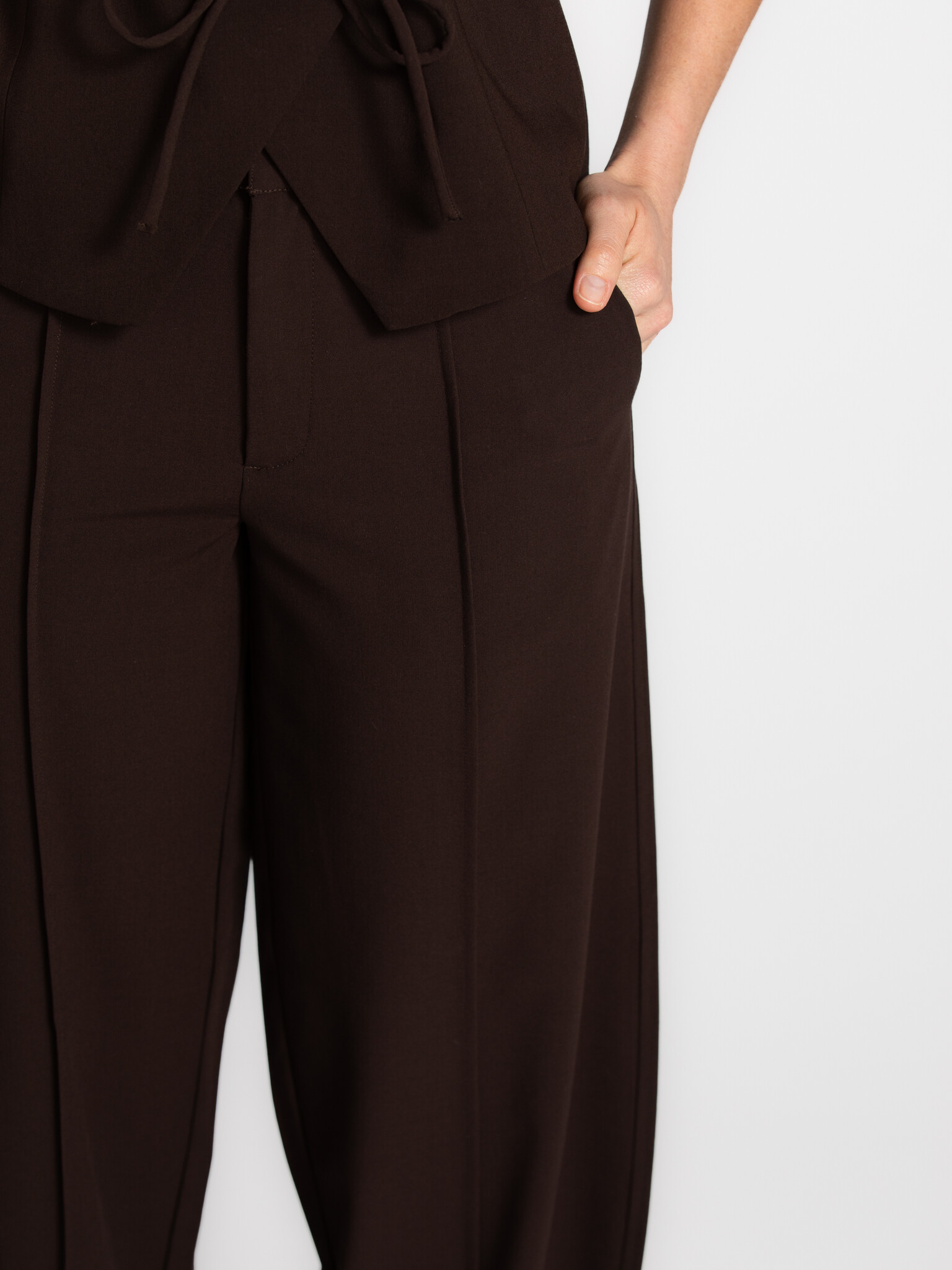 MBYM barrel broek Pija Willah 4. Een broek met een barrel fit die je look stilletjes verandert. Ze voelt ontspannen en va...