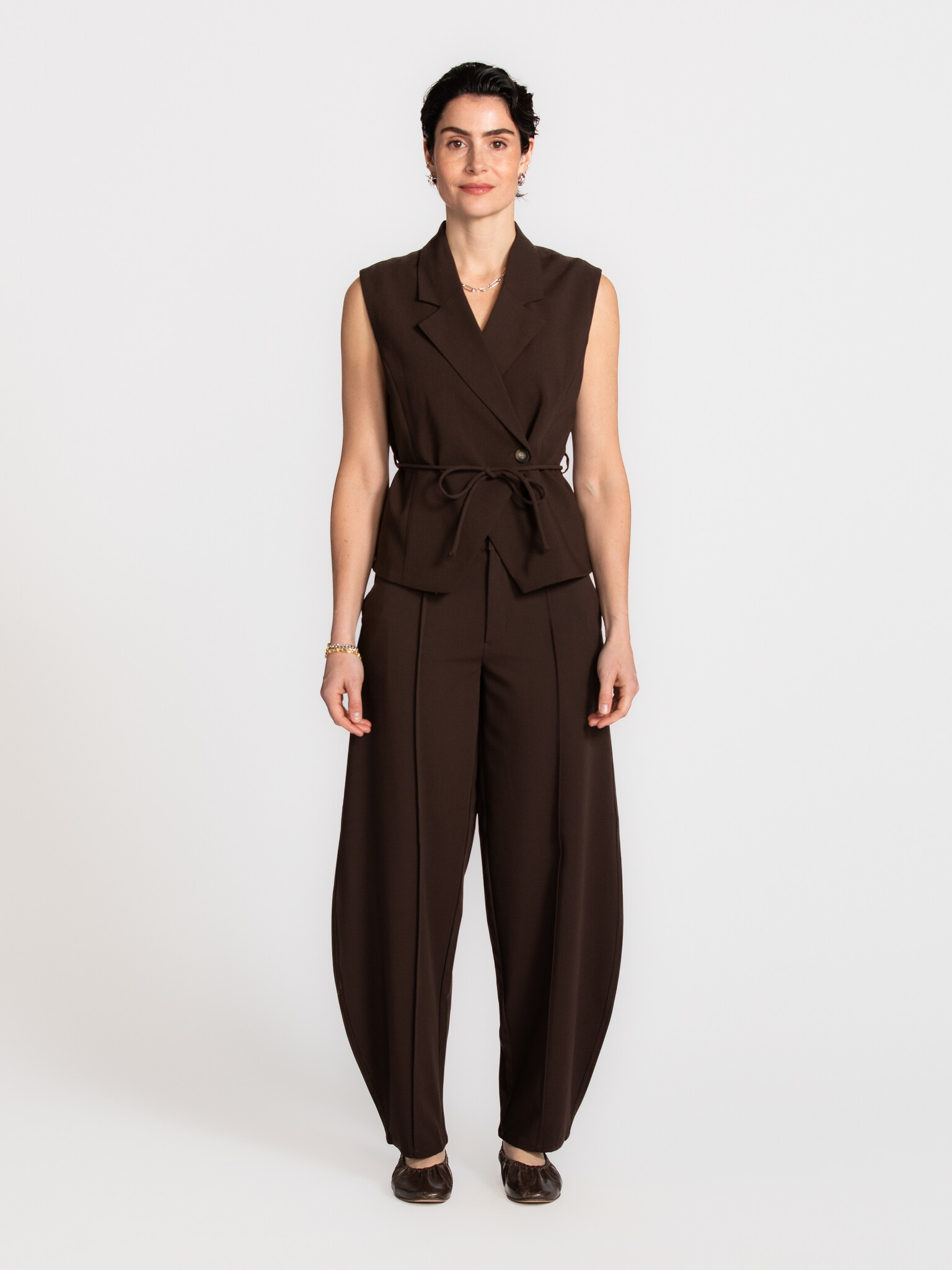 MBYM barrel broek Pija Willah 3. Een broek met een barrel fit die je look stilletjes verandert. Ze voelt ontspannen en va...