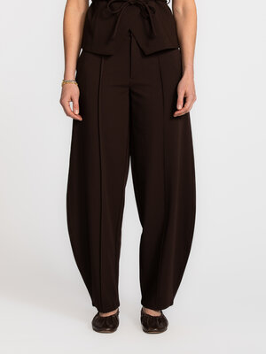 Trousers Pija Willah. Trousers with a barrel fit that subtly change your look. They feel relaxed and natural, yet bring t...