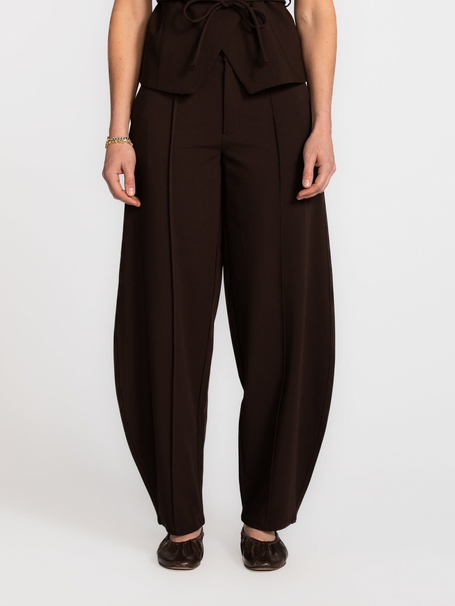 MBYM barrel broek Pija Willah 1. Een broek met een barrel fit die je look stilletjes verandert. Ze voelt ontspannen en va...