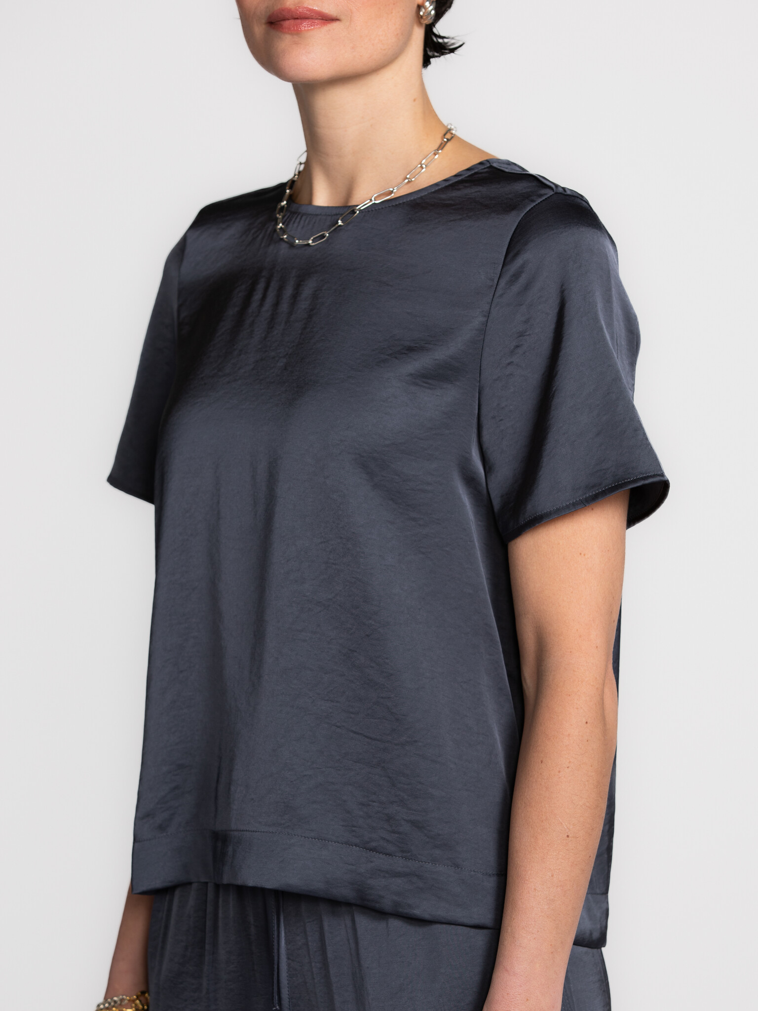 MBYM blouse détail dos ouvert Nivara 4. Cette blouse incarne une simplicité pure avec un détail de dos ouvert raffiné qui...
