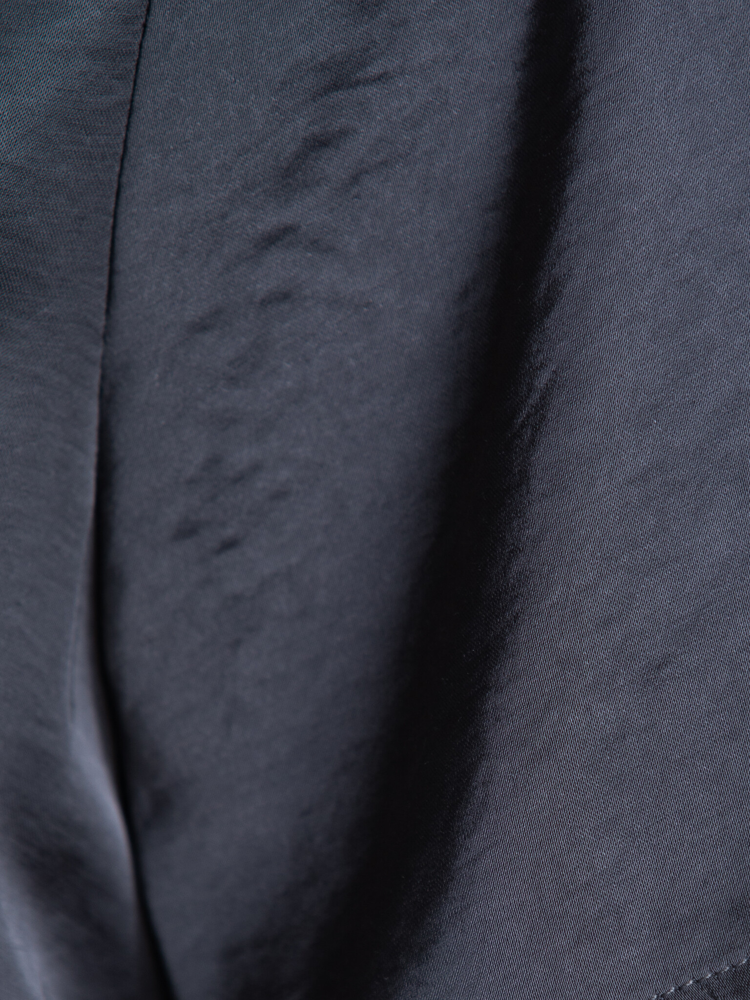MBYM blouse détail dos ouvert Nivara 6. Cette blouse incarne une simplicité pure avec un détail de dos ouvert raffiné qui...