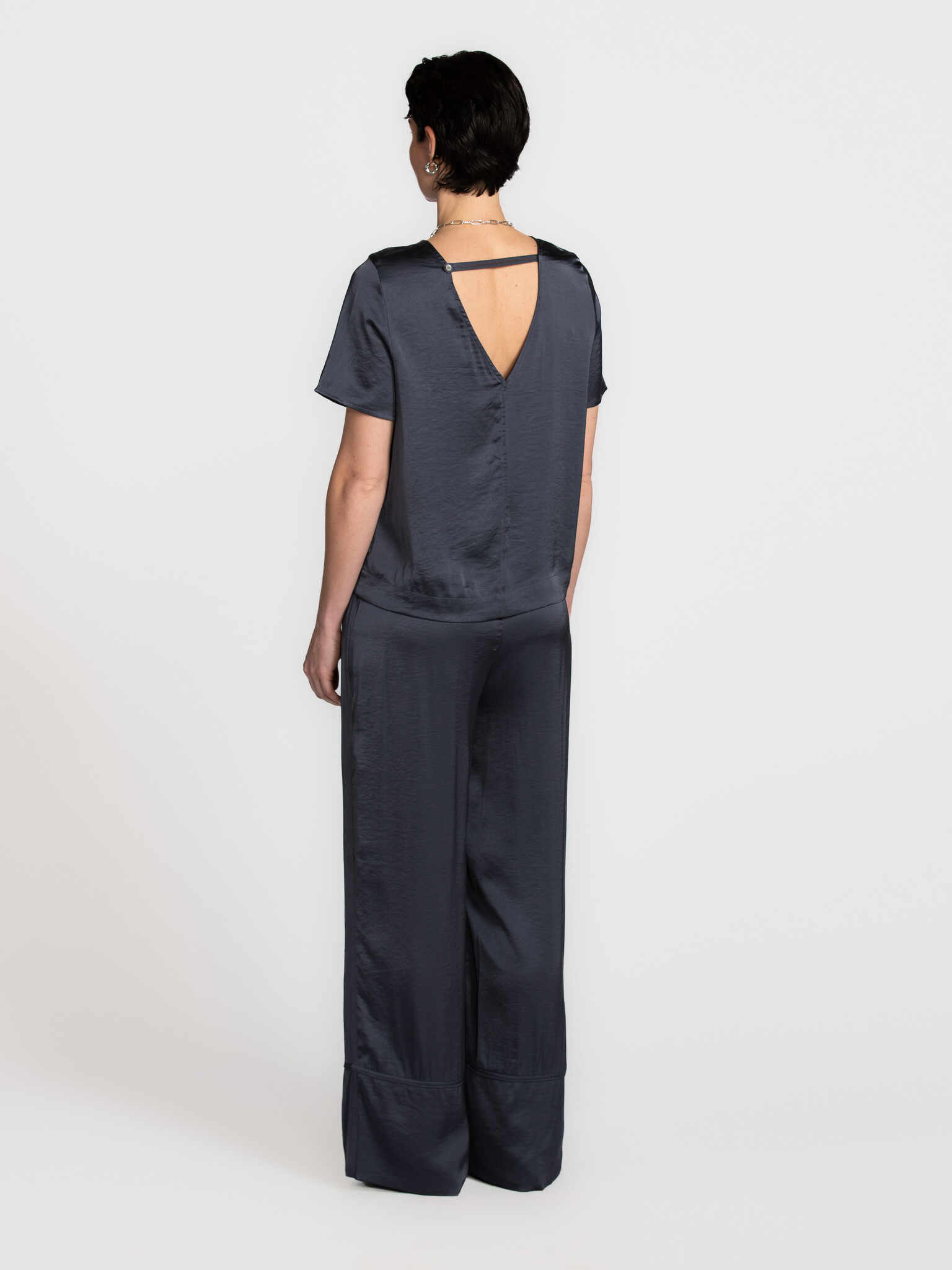MBYM blouse détail dos ouvert Nivara 5. Cette blouse incarne une simplicité pure avec un détail de dos ouvert raffiné qui...