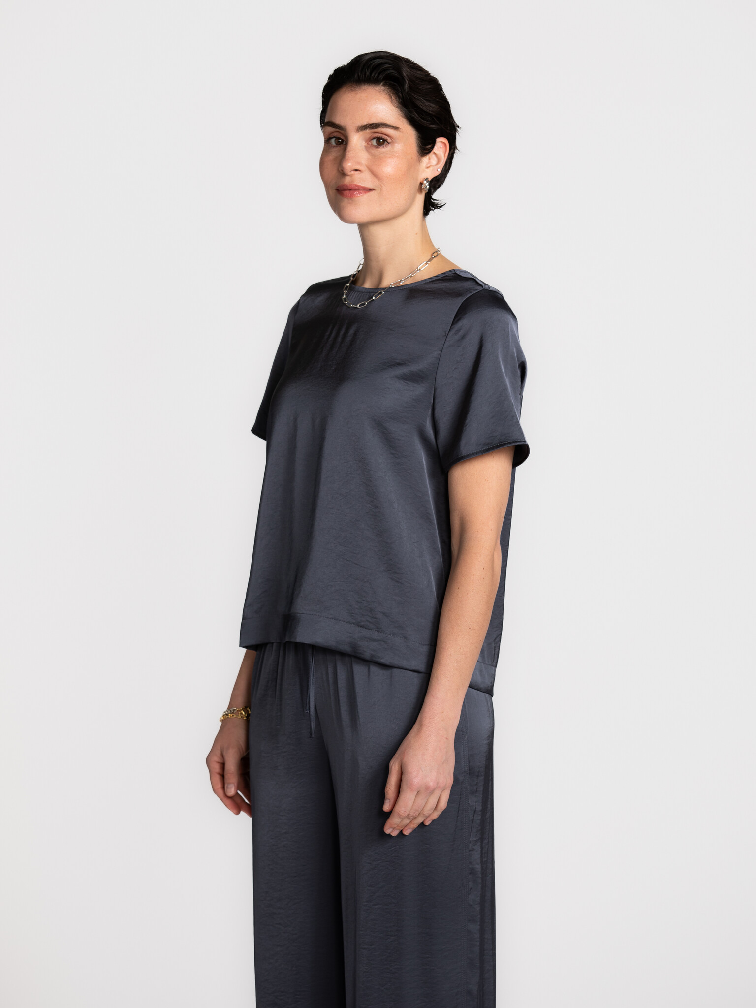 MBYM blouse détail dos ouvert Nivara 1. Cette blouse incarne une simplicité pure avec un détail de dos ouvert raffiné qui...