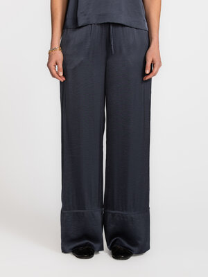 Broek Abeni. Balans tussen comfort en elegantie, vertaald in een wijde broek die zacht met je meebeweegt. Ze draagt licht...