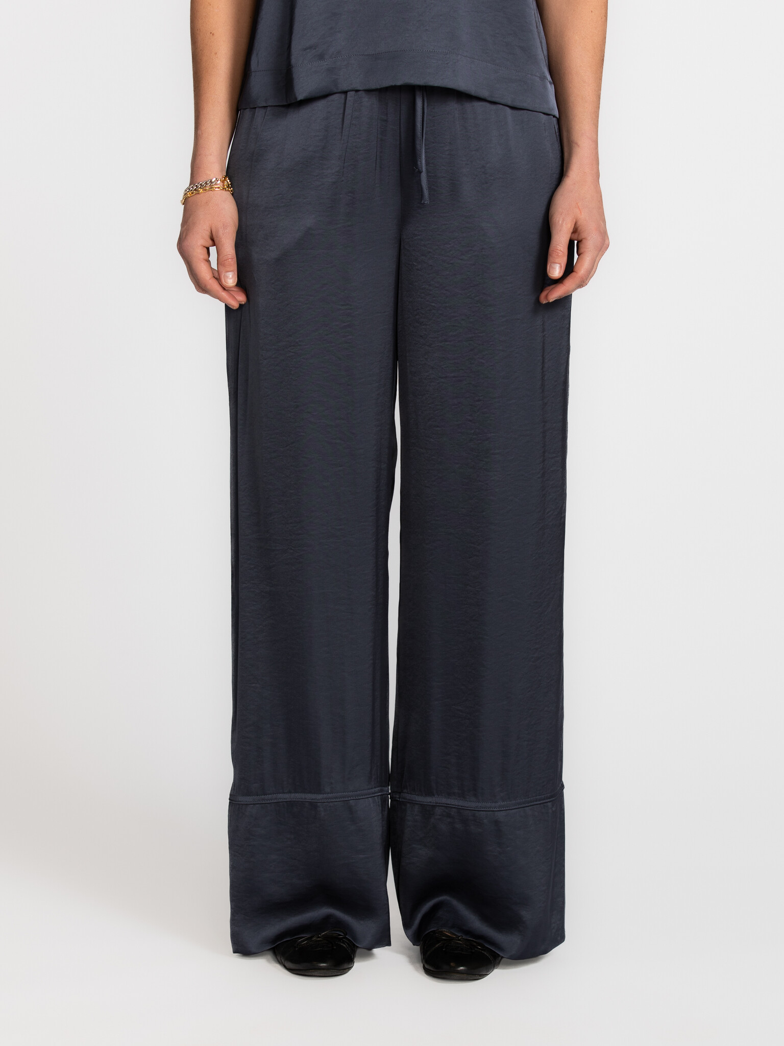 MBYM pantalon large Abeni 1. Un équilibre entre confort et élégance, traduit dans un pantalon large qui accompagne chacun...