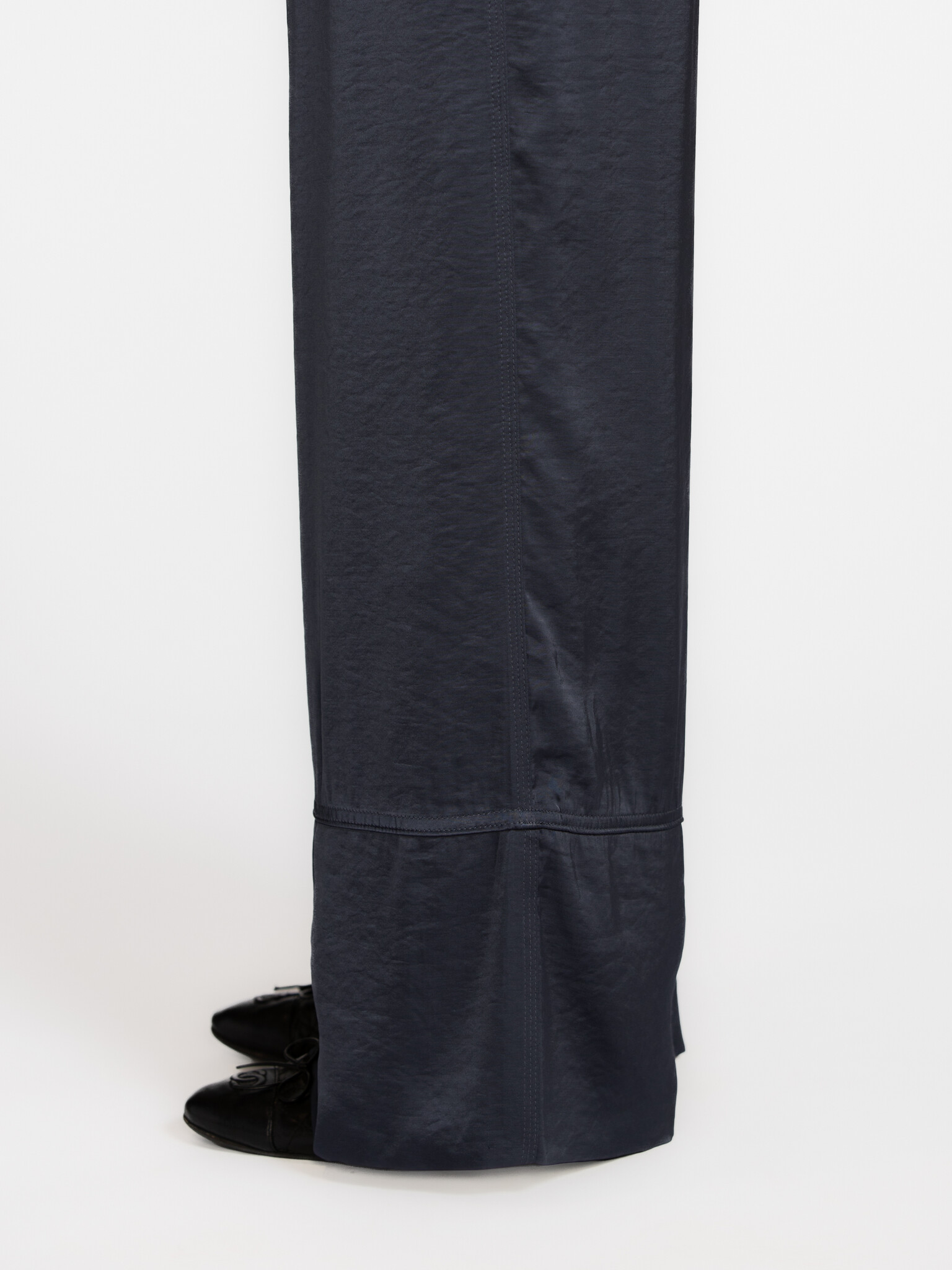 MBYM pantalon large Abeni 4. Un équilibre entre confort et élégance, traduit dans un pantalon large qui accompagne chacun...