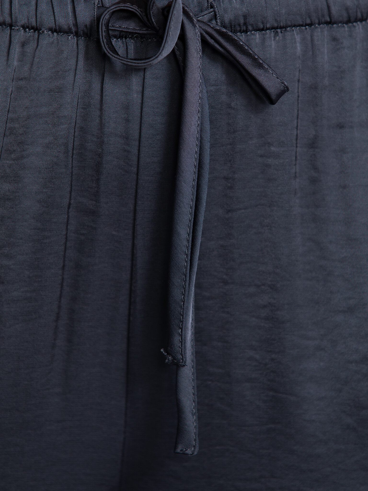 MBYM pantalon large Abeni 6. Un équilibre entre confort et élégance, traduit dans un pantalon large qui accompagne chacun...