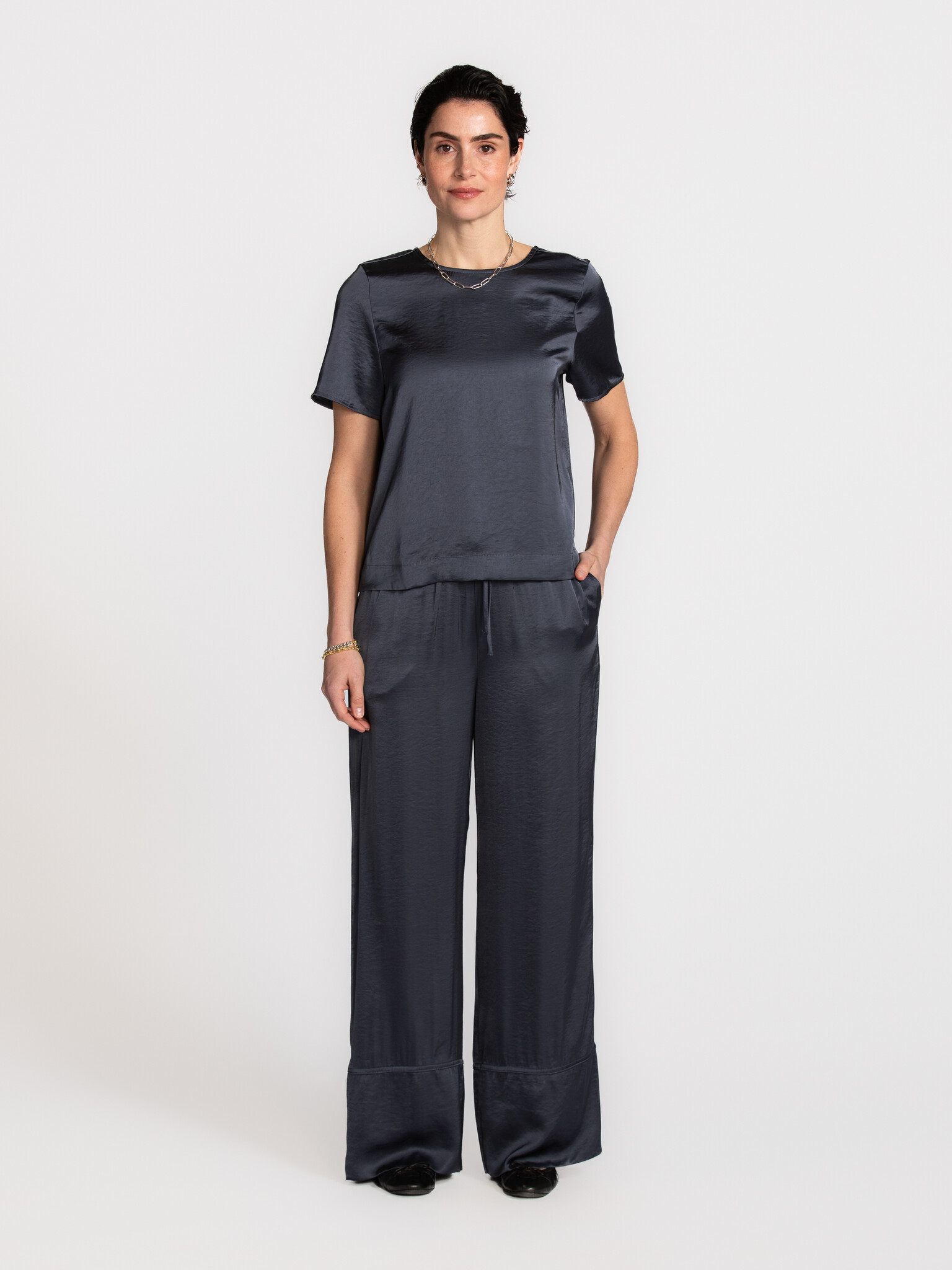 MBYM pantalon large Abeni 3. Un équilibre entre confort et élégance, traduit dans un pantalon large qui accompagne chacun...