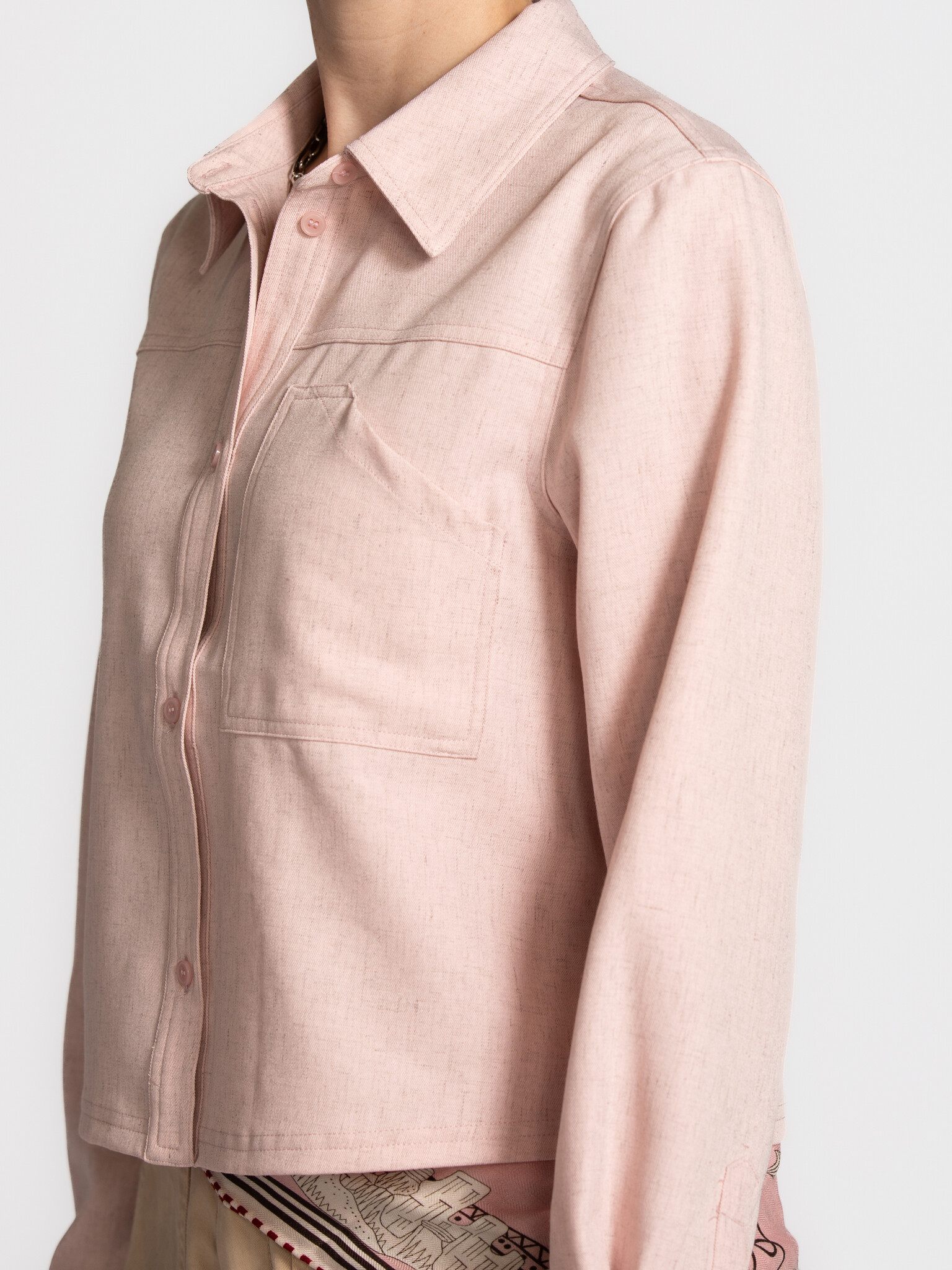 MBYM korte blouse Hoppa Morella 4. Zacht van kleur, licht van gevoel. De cropped pasvorm laat deze blouse ontspannen vall...