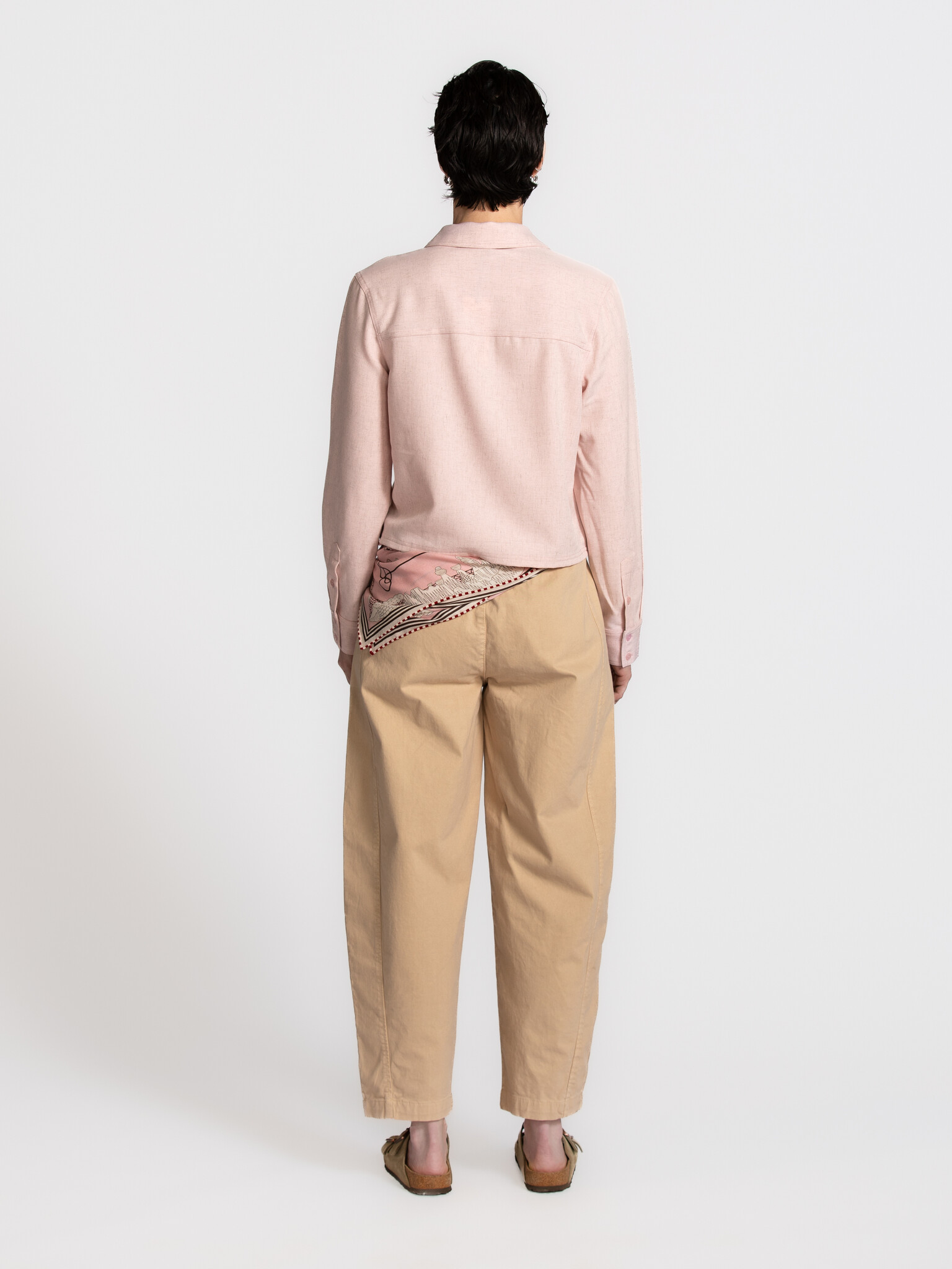 MBYM korte blouse Hoppa Morella 5. Zacht van kleur, licht van gevoel. De cropped pasvorm laat deze blouse ontspannen vall...