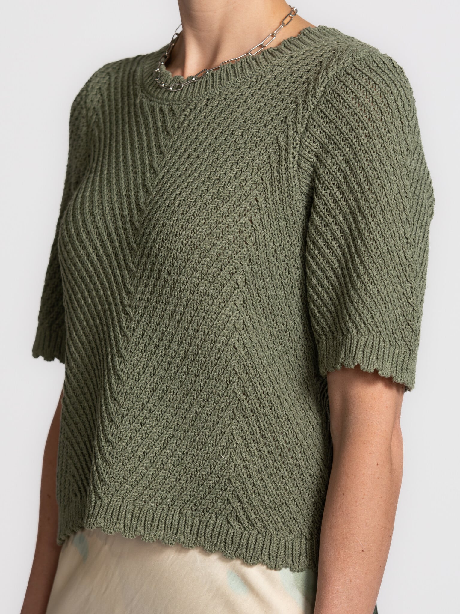 MBYM top en maille Carla Eloven 4. A touch of green. Ce top en maille dégage douceur et simplicité. La texture subtile et...