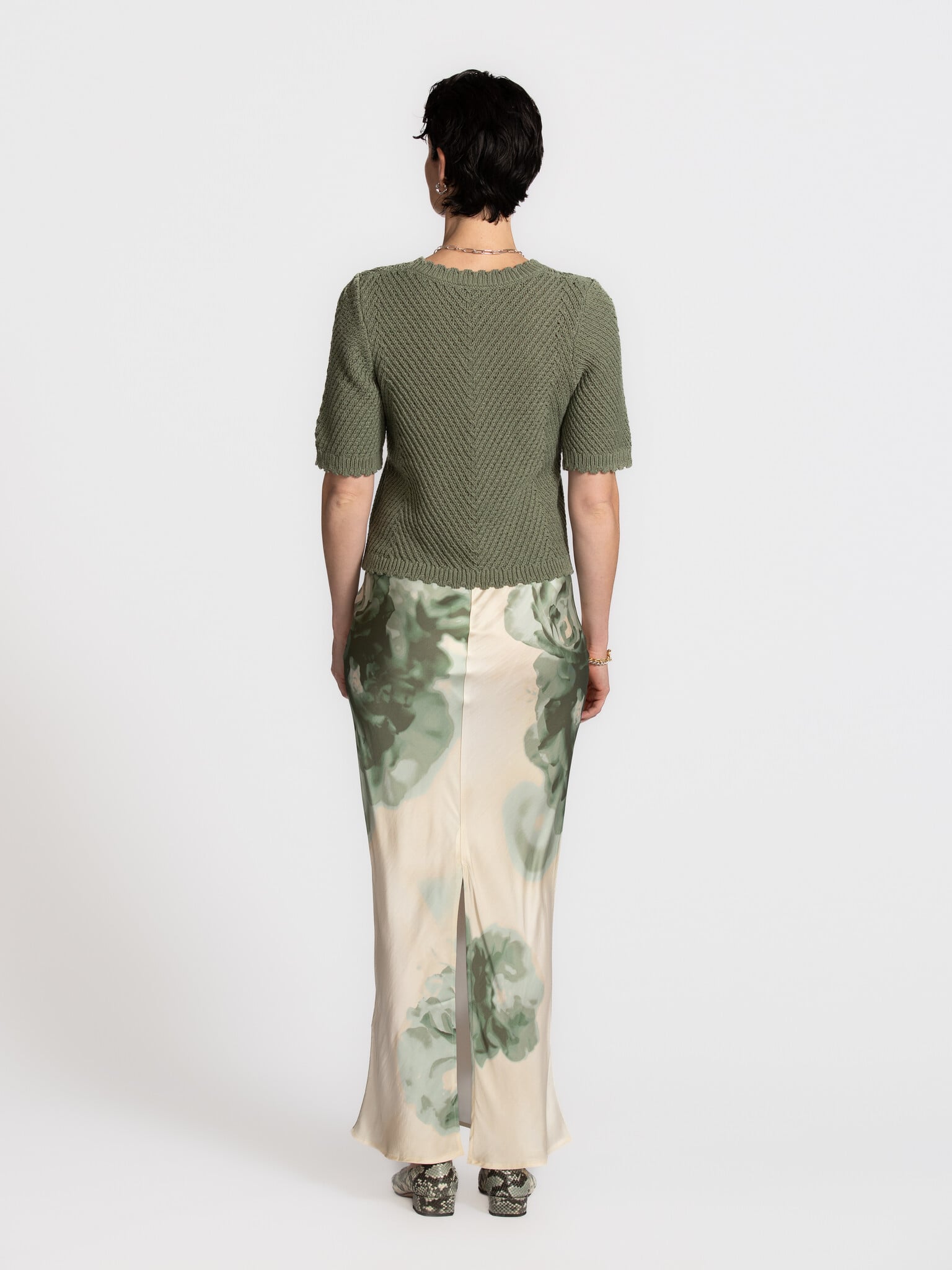MBYM top en maille Carla Eloven 5. A touch of green. Ce top en maille dégage douceur et simplicité. La texture subtile et...