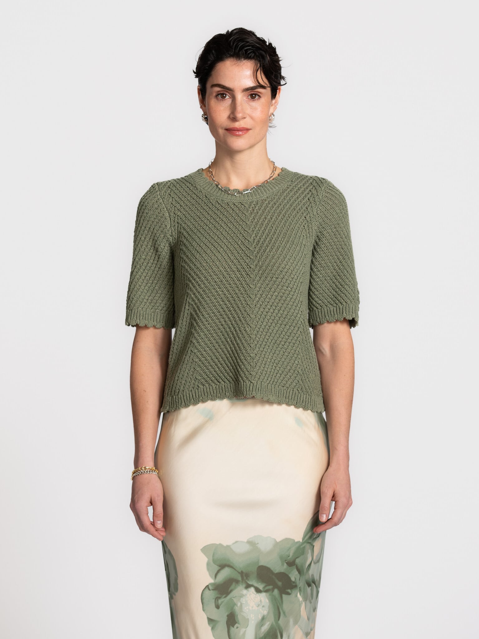 MBYM top en maille Carla Eloven 1. A touch of green. Ce top en maille dégage douceur et simplicité. La texture subtile et...