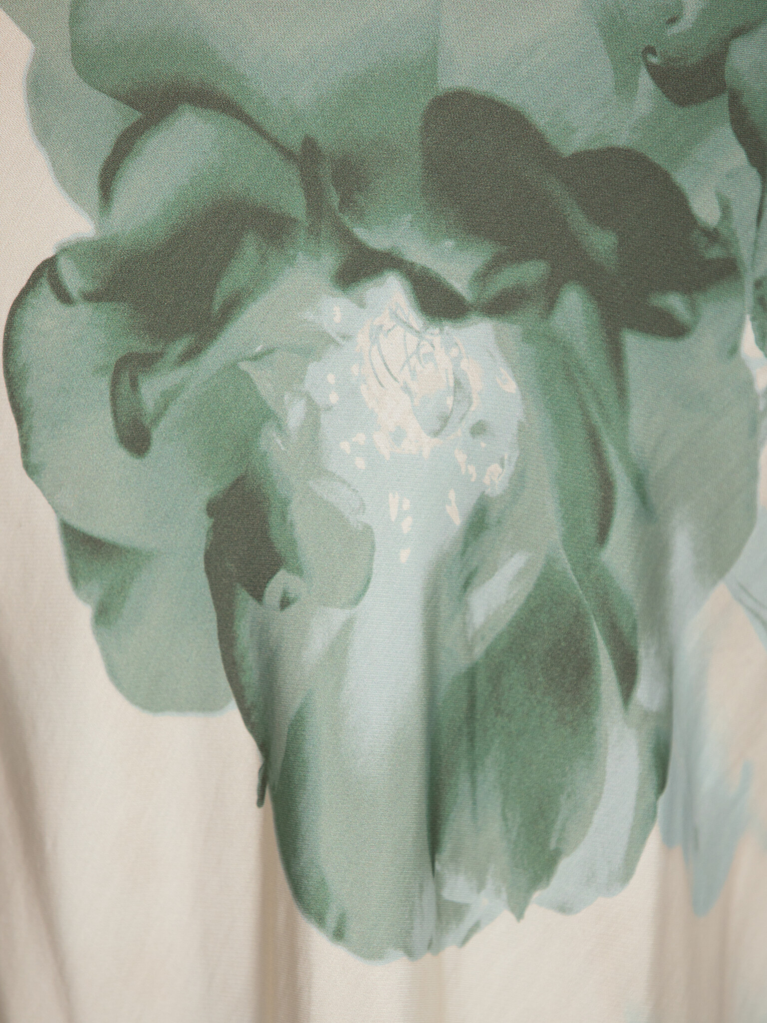MBYM florella print skirt Aninda 6. Where florals meet elegance. Deze rok combineert een zachte bloemenprint met een vloe...
