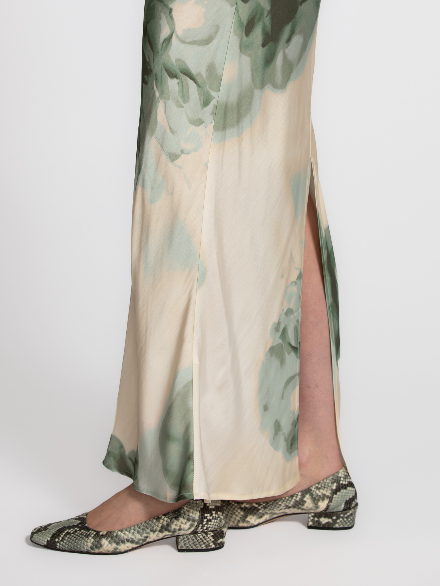 MBYM florella print skirt Aninda 4. Where florals meet elegance. Deze rok combineert een zachte bloemenprint met een vloe...