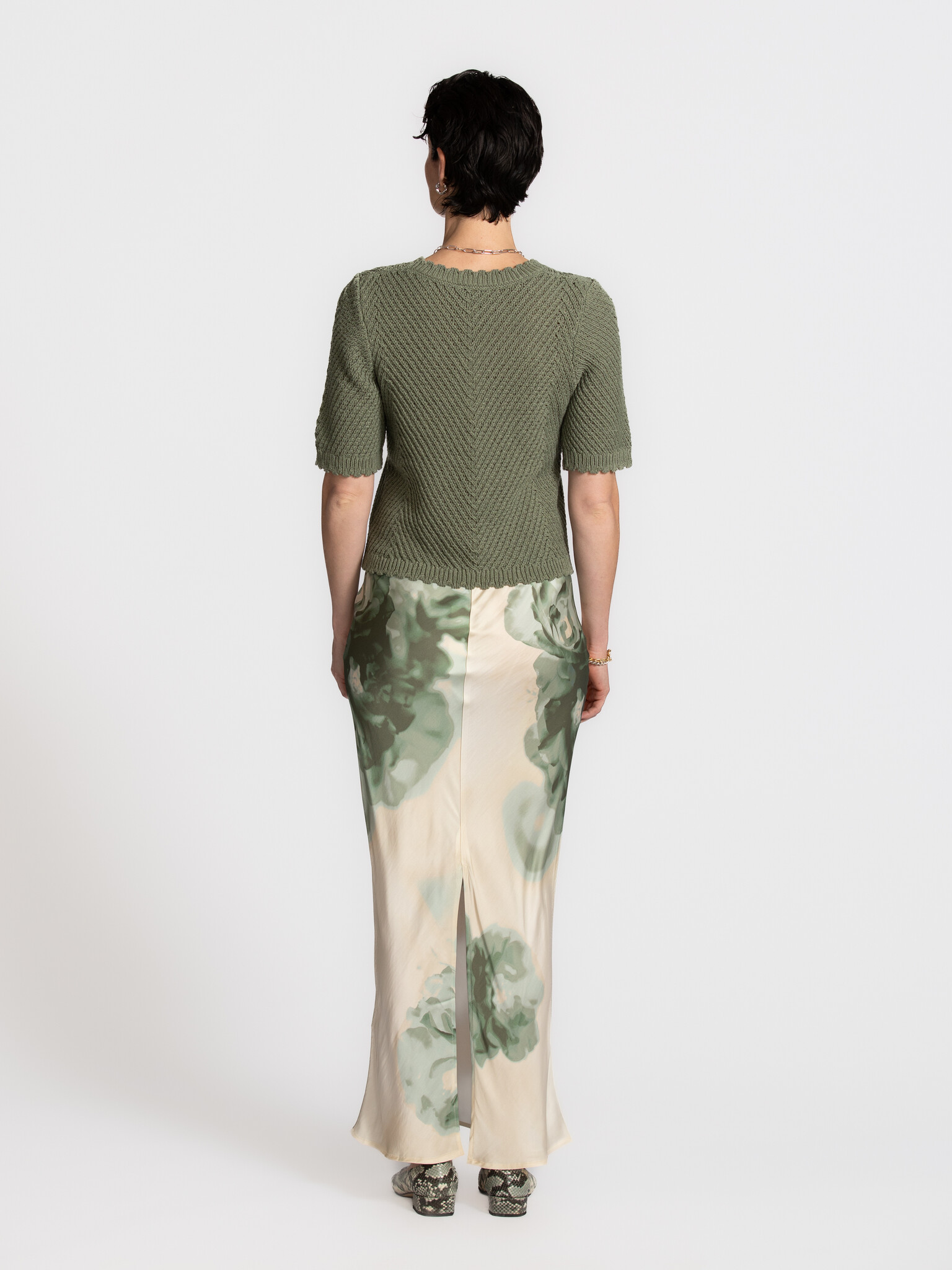MBYM florella print skirt Aninda 5. Where florals meet elegance. Deze rok combineert een zachte bloemenprint met een vloe...
