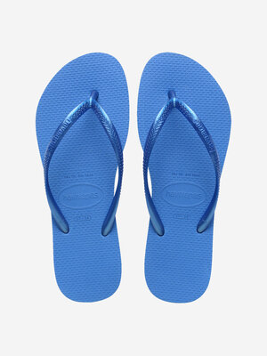 Havaianas Slim. Alsof je even afkoelt. Deze slippers in een heldere blauwe tint geven je outfit een frisse, zomerse twist...
