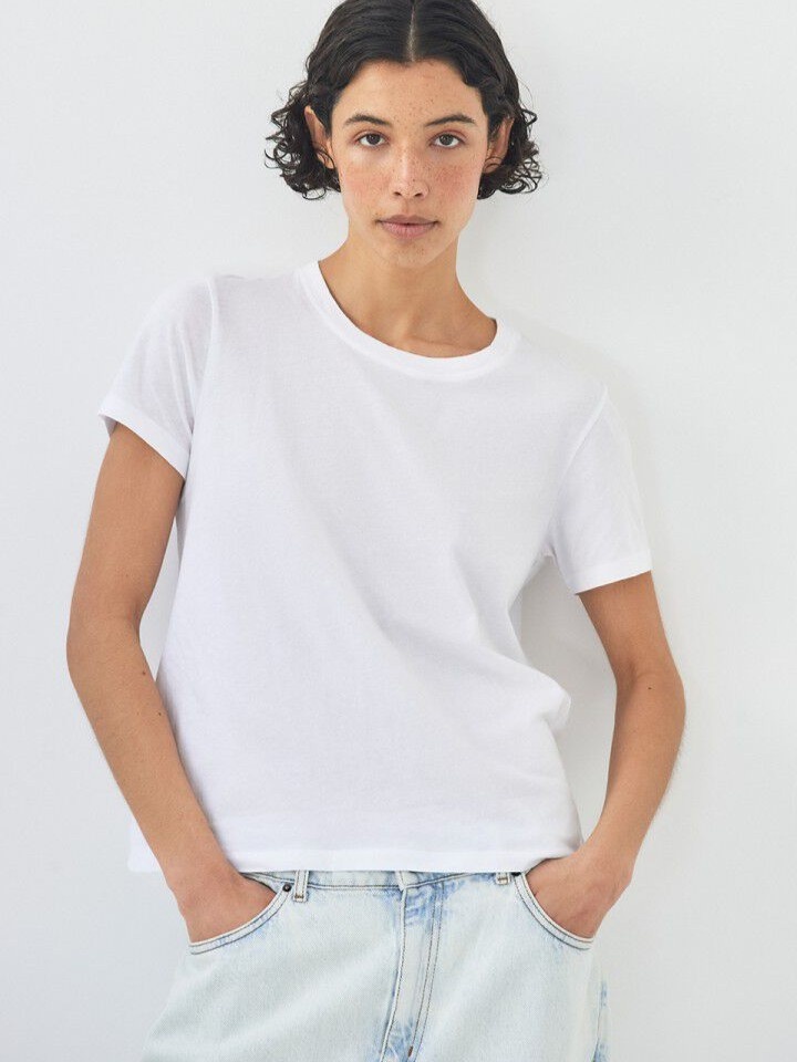 American Vintage T-shirt Apoly 2. Un essentiel du dressing. Ce T-shirt est léger et doux sur la peau et s’associe facilem...