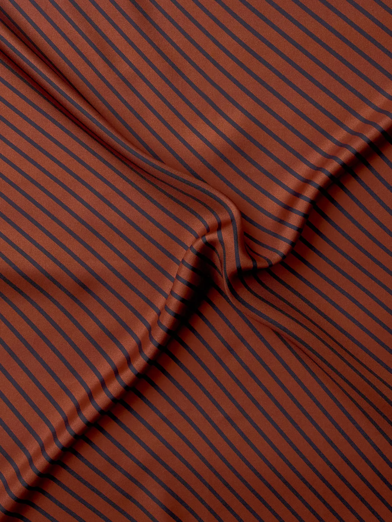 Selected silk scarf Sara 2. A small touch, a big difference. Soft silk and deep tones bring that typical Parisian finesse...