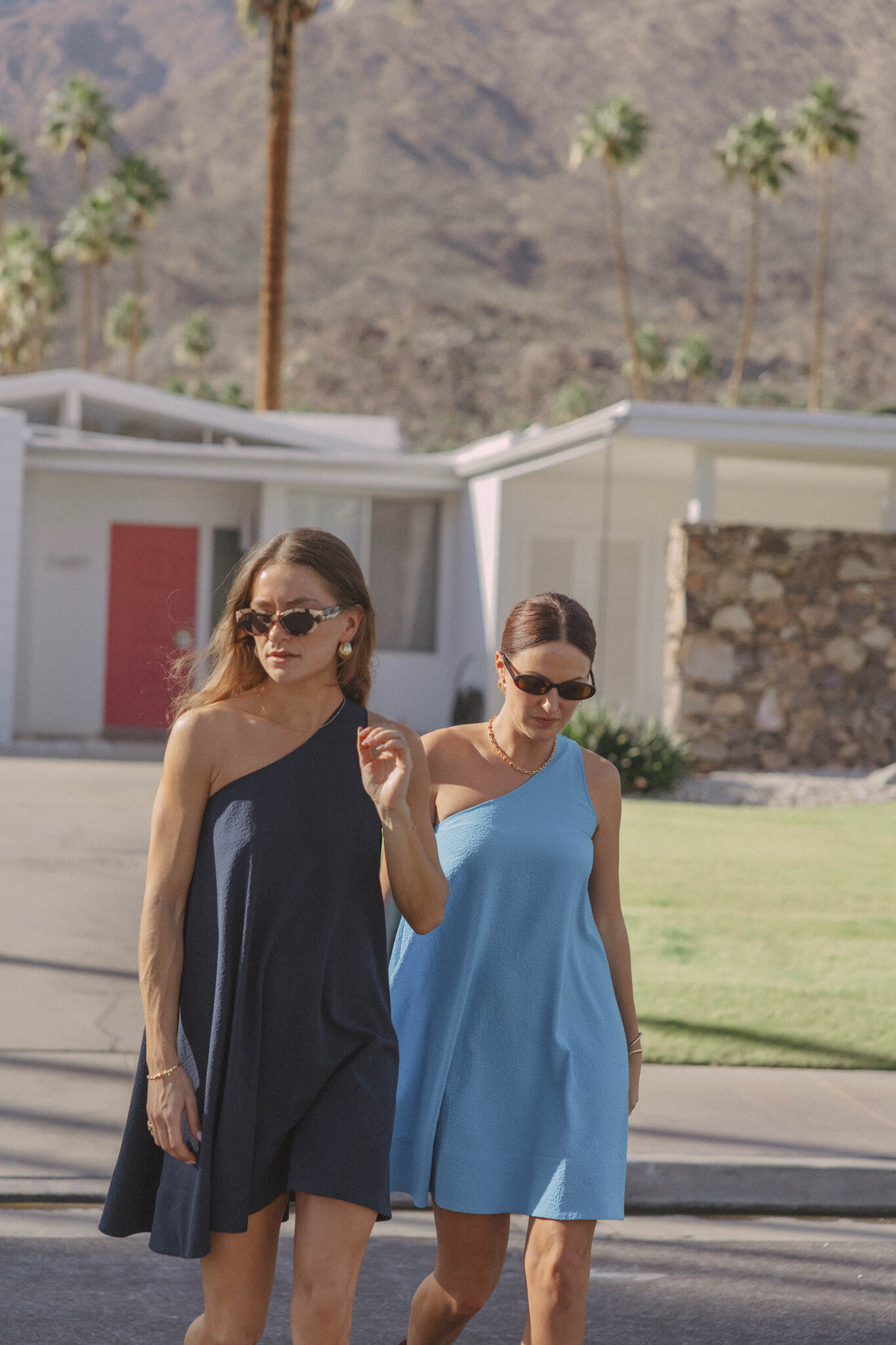 Les Soeurs one shoulder dress Bobbie 8. The one shoulder shape keeps it simple, yet sharp. A dress that doesn’t ask for a...