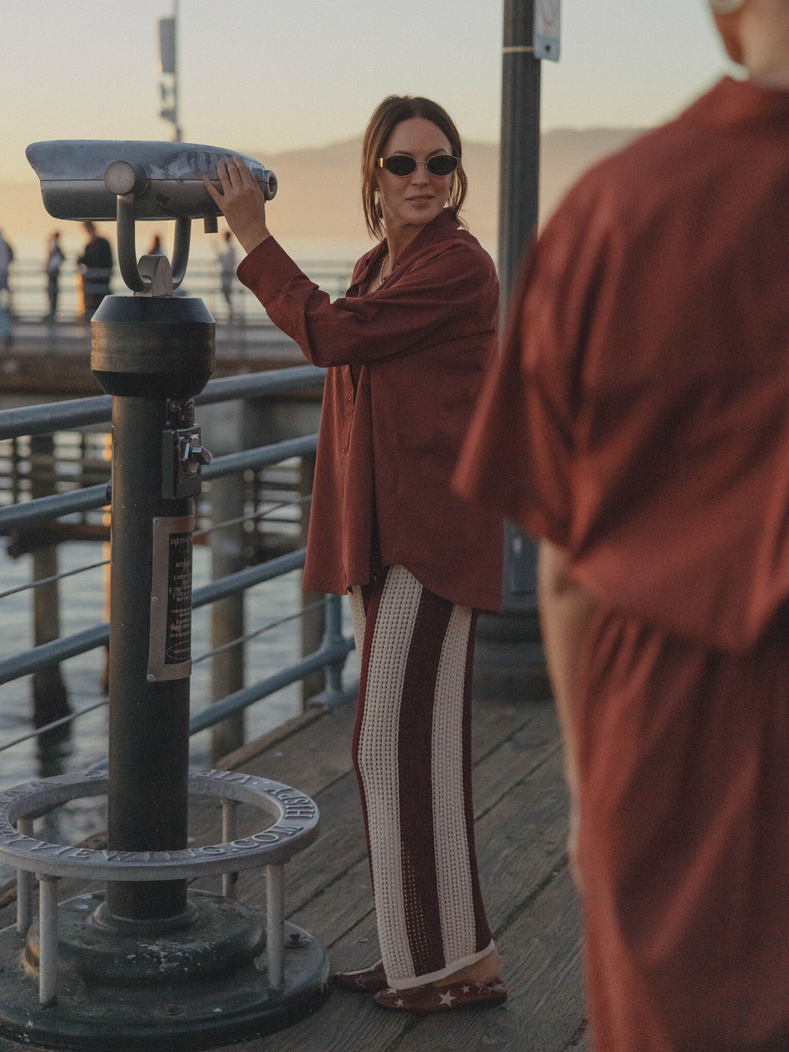 Les Soeurs gestreepte broek Lina 2. Er zijn van die broeken die je outfit meteen een andere energie geven. De combinatie ...
