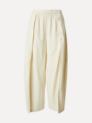 Pantalon Quanda. Focus sur les superpositions. Ce pantalon off-white joue avec les volumes et apporte une profondeur surp...