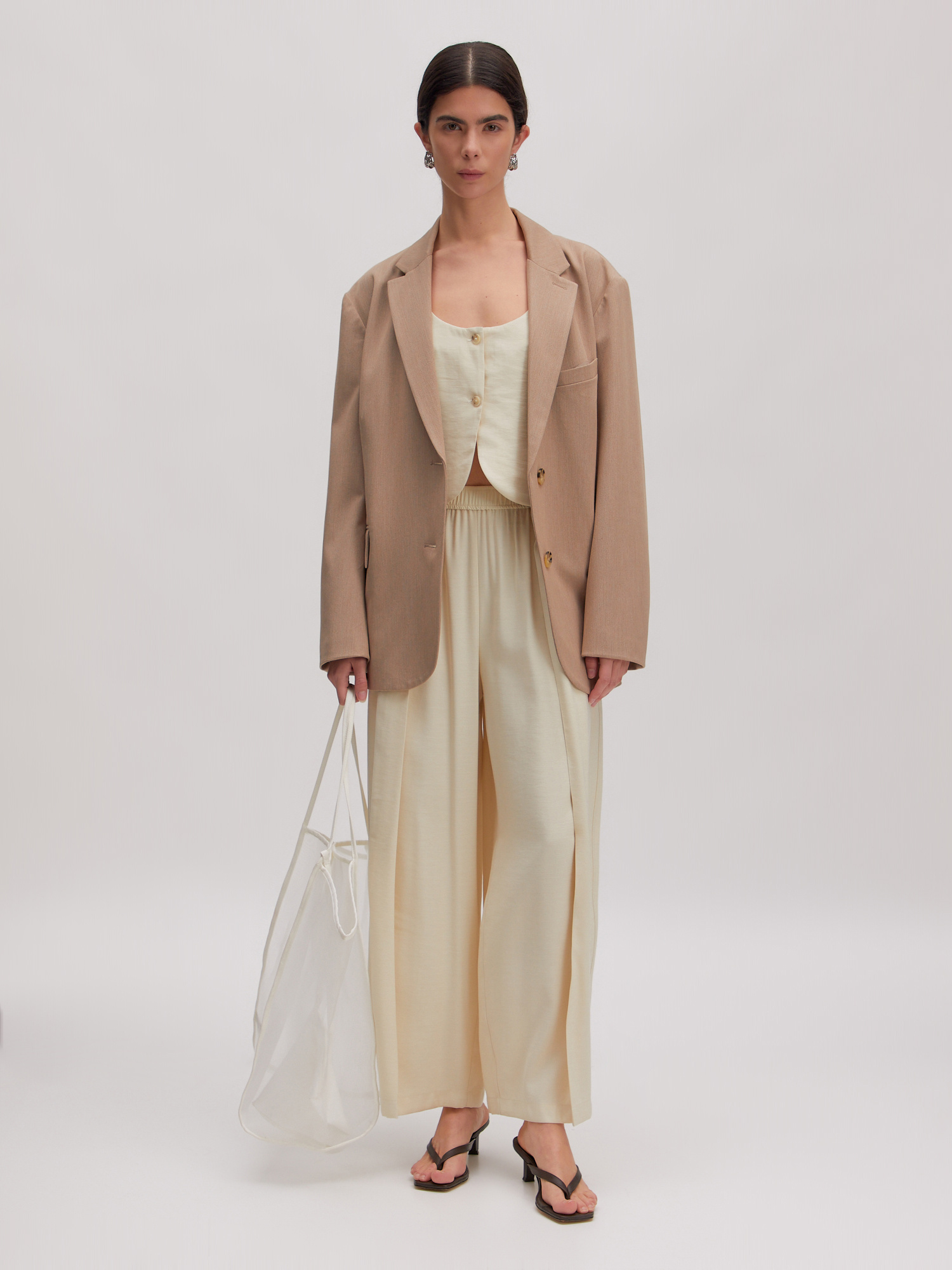 Edited loose fit trousers Quanda 3. A focus on layering. These off-white trousers play with volume, adding a surprising s...