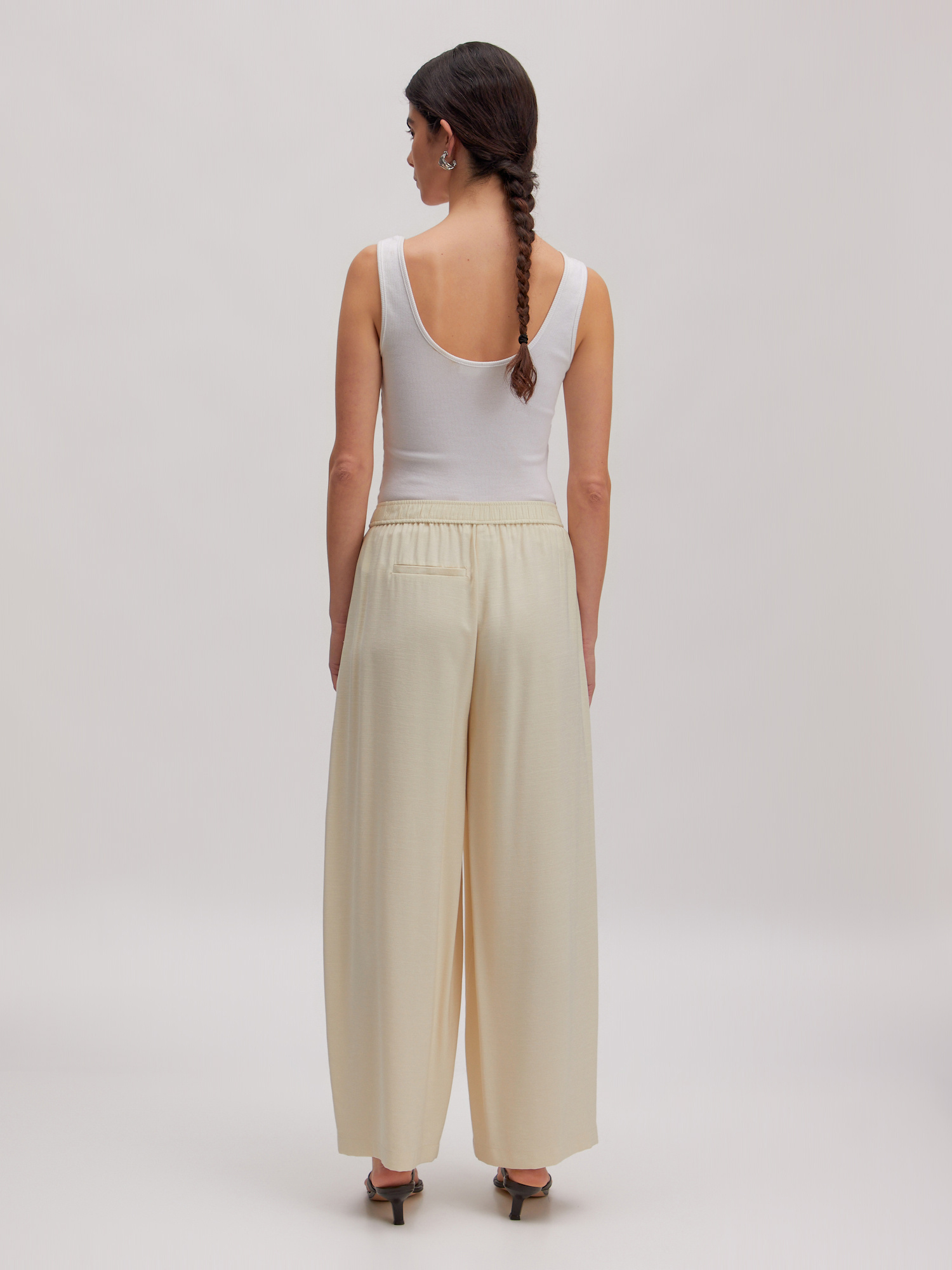 Edited loose fit trousers Quanda 5. A focus on layering. These off-white trousers play with volume, adding a surprising s...