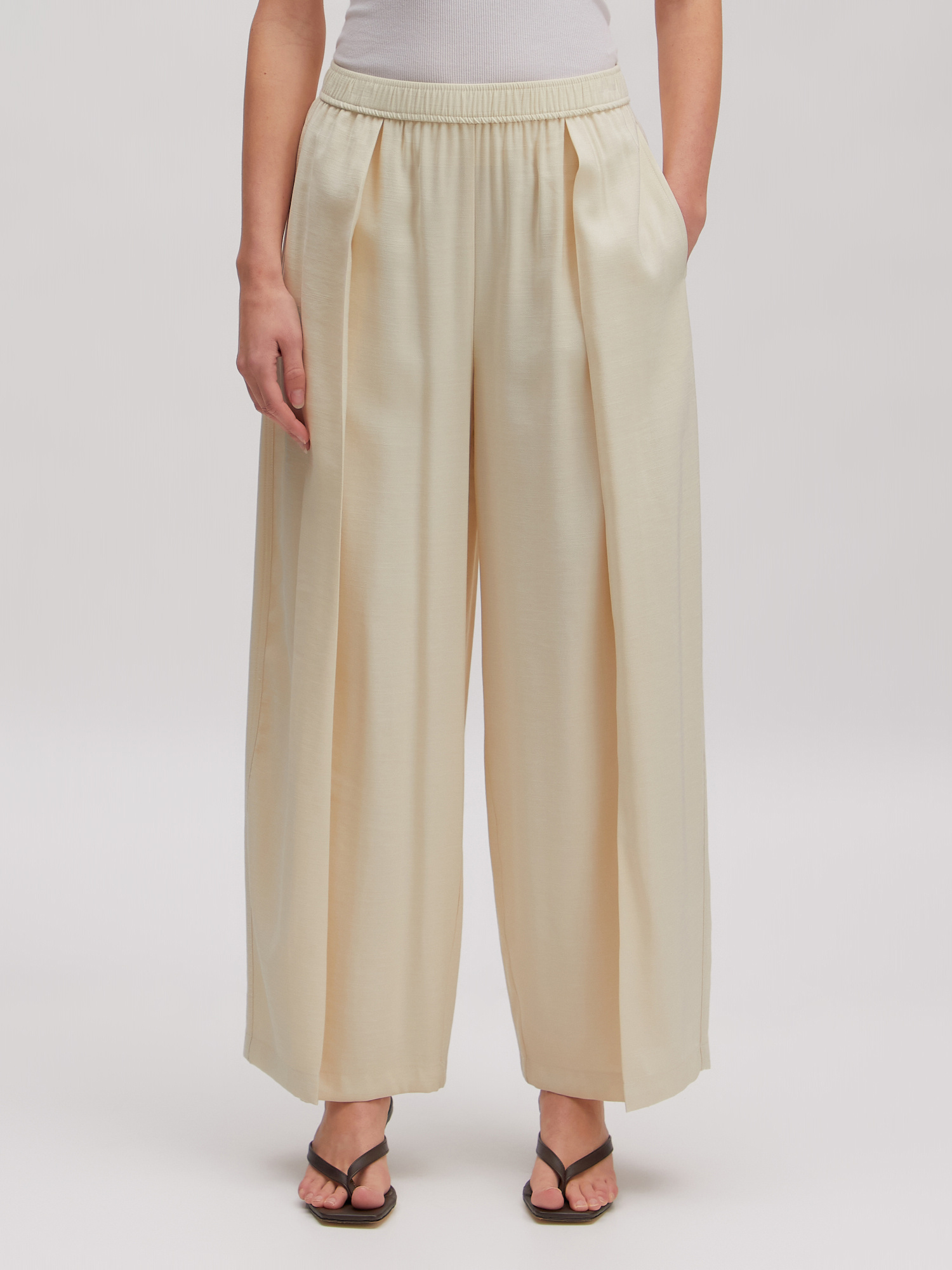 Edited loose fit trousers Quanda 2. A focus on layering. These off-white trousers play with volume, adding a surprising s...