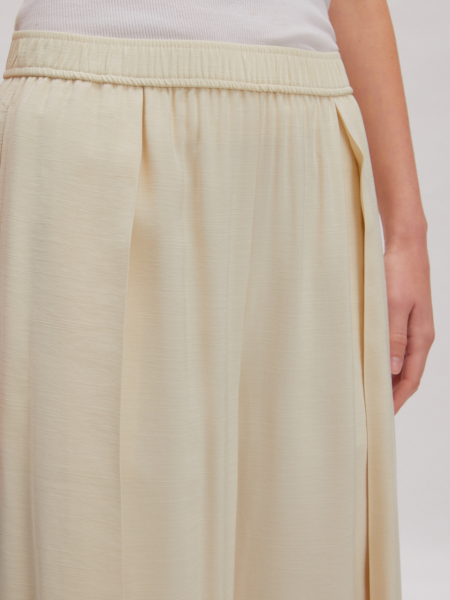 Edited loose fit trousers Quanda 4. A focus on layering. These off-white trousers play with volume, adding a surprising s...