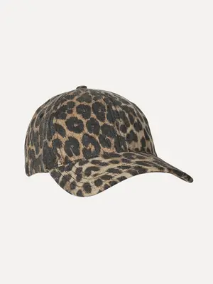 Casquette Odine. Soleil, café et une casquette. Cet imprimé léopard apporte juste ce qu’il faut de caractère à votre look...