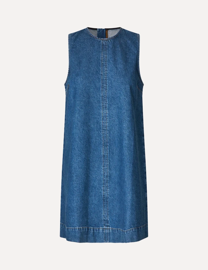 MBYM robe en jean Rhiann 2. L’allure effortless en une seule pièce. Avec son design sans manches et sa coupe ample, cette...