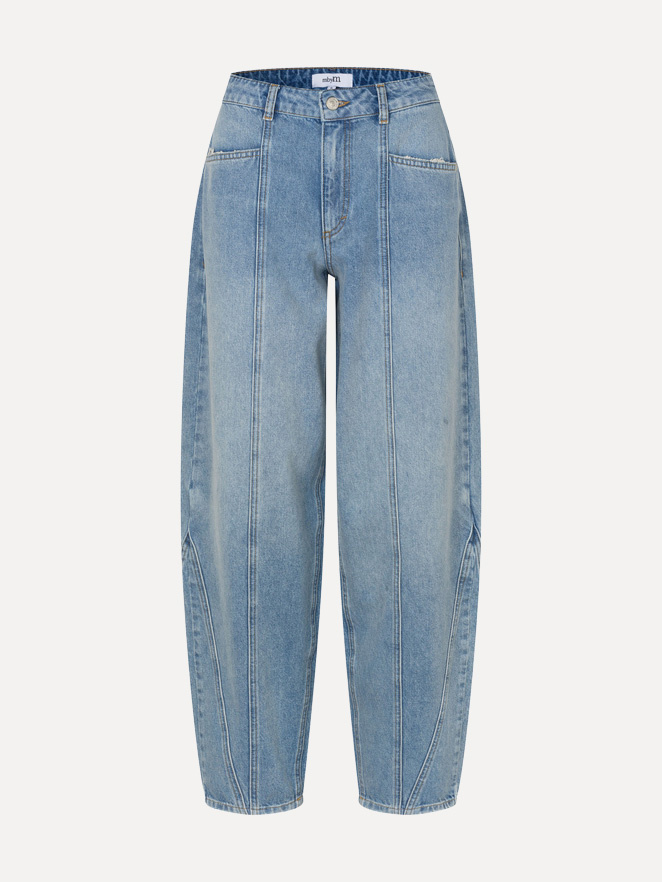 MBYM balloon jeans Almira Lalette 2. Embrace the curve. These jeans break away from the ordinary, bringing shape to your ...