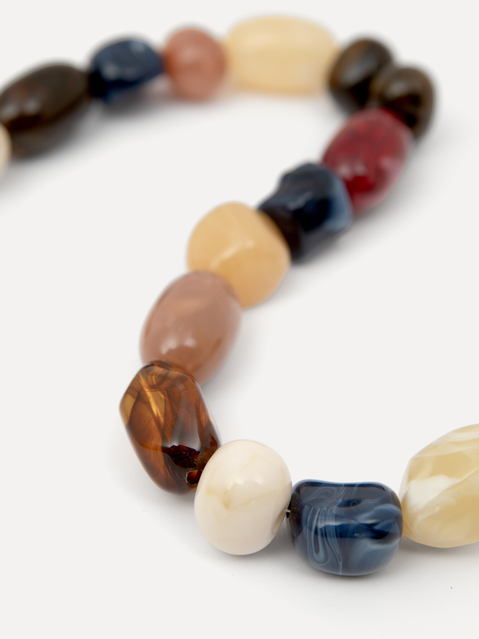 Les Soeurs collier en résine Angele 2. Doux, naturel et baigné de soleil. Ce collier joue avec des couleurs et des formes...