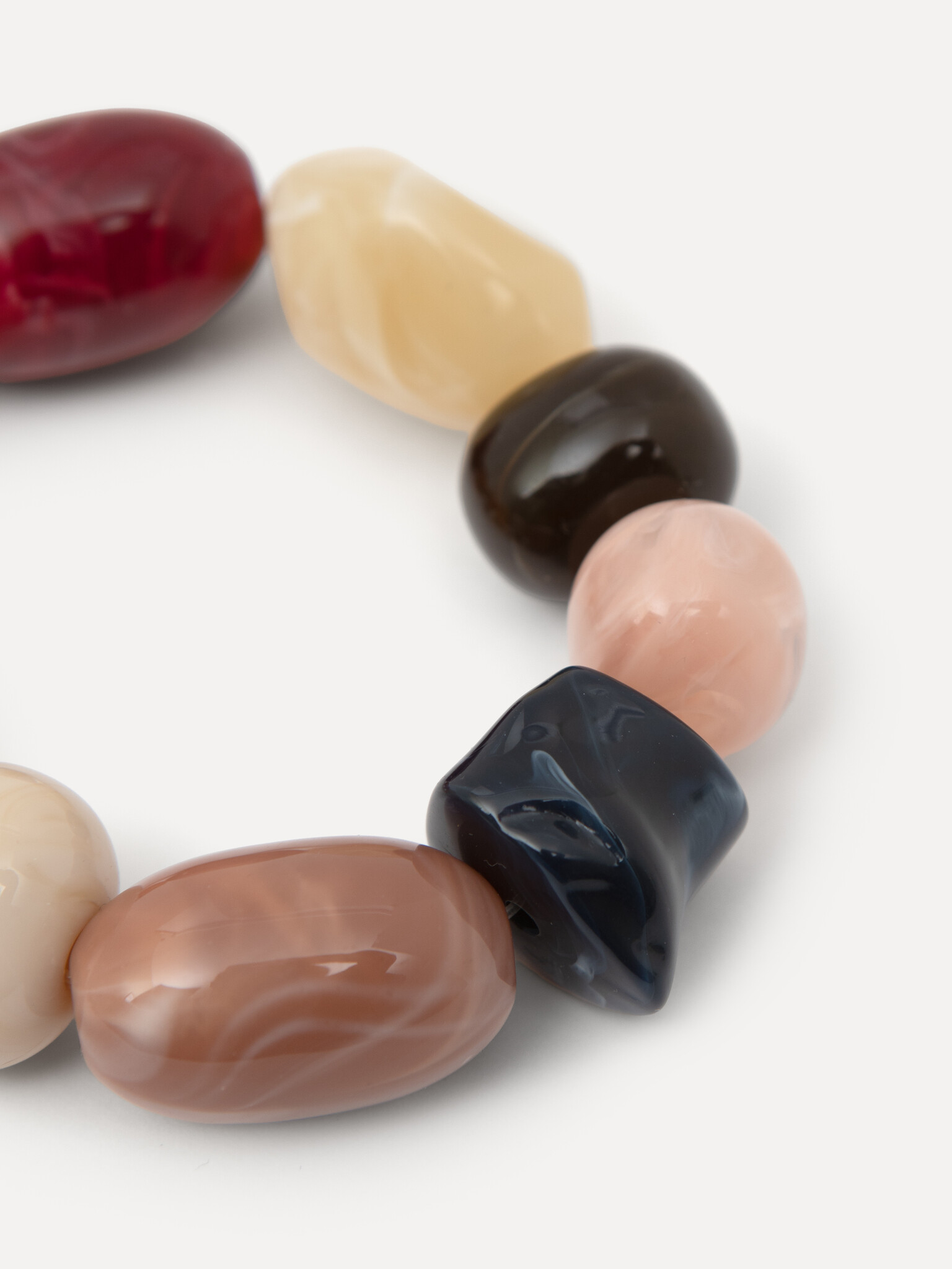 Les Soeurs bracelet en résin Luisa 2. Ce bracelet se pose légèrement autour du poignet et apporte une nuance subtile qui ...