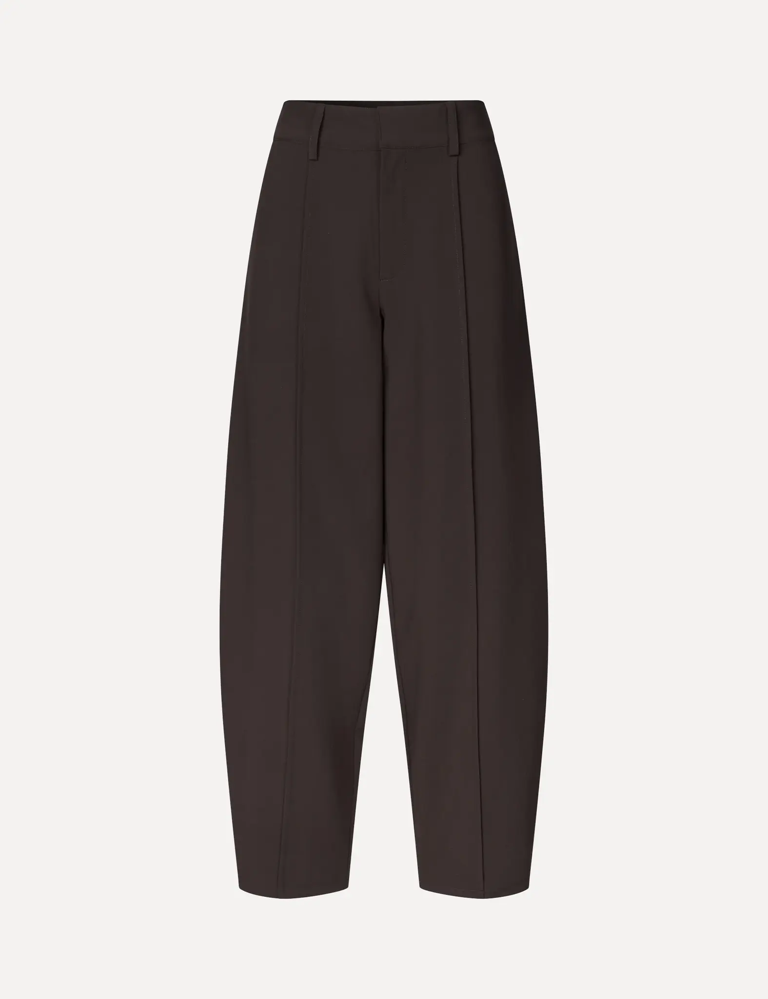 MBYM barrel broek Pija Willah 2. Een broek met een barrel fit die je look stilletjes verandert. Ze voelt ontspannen en va...
