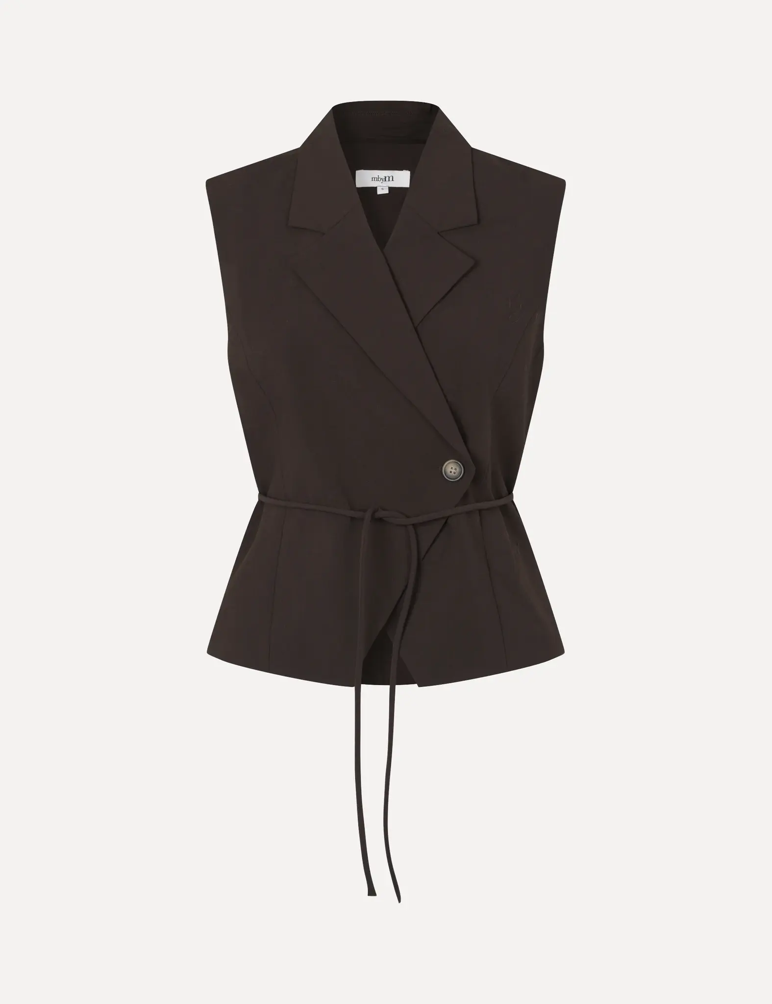 MBYM mouwloze blazer Evelora Willah 2. De finesse van een blazer, vertaald naar een mouwloos silhouet. Precies het stuk d...
